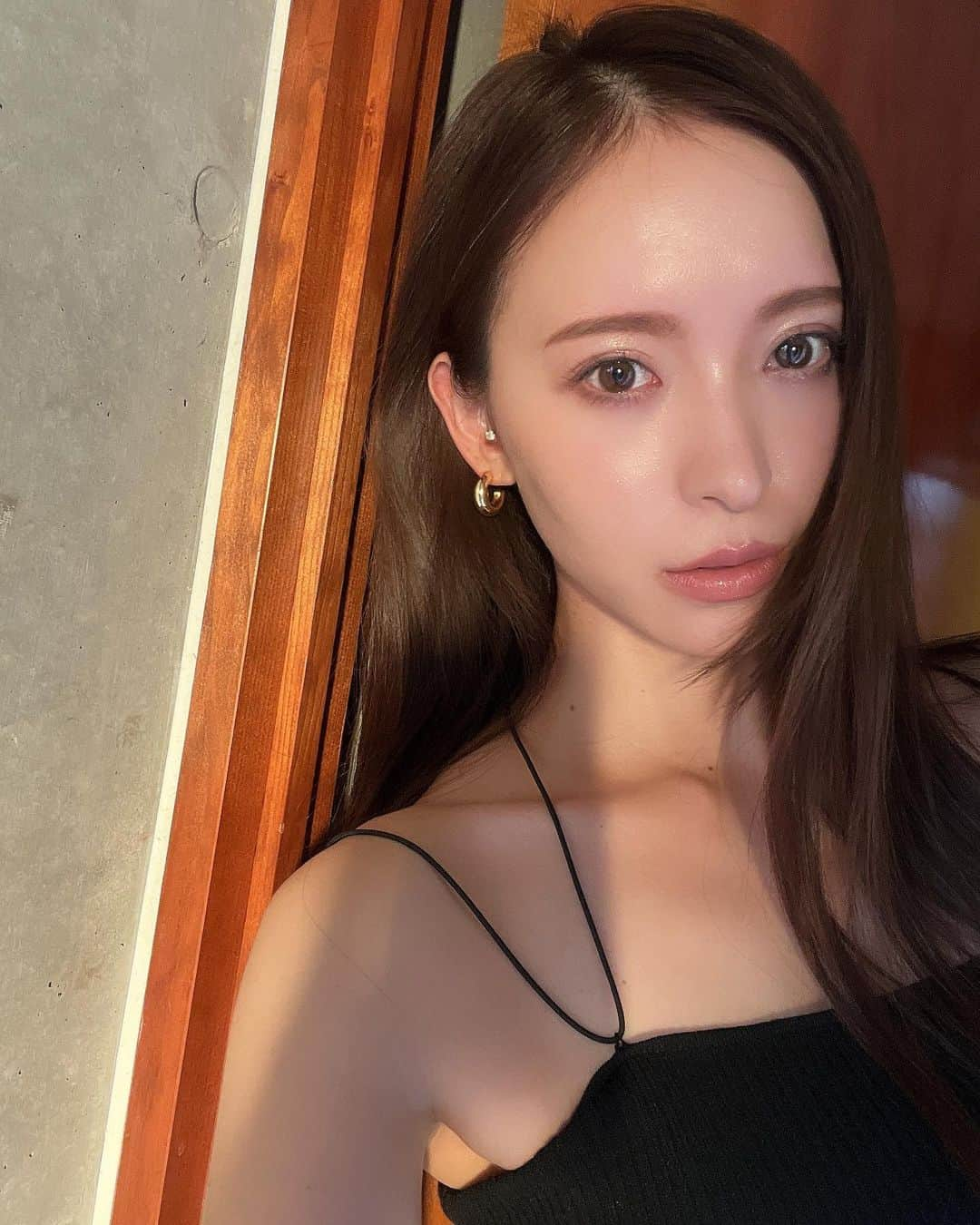 中北成美のインスタグラム：「.  お肌の調子がすこぶるいい🌙  紫外線が多かった季節は ブライトニングケアとエイジングケアを しっかりと🫶🤍 @environ_jp   …日によって 美容液を変えてるので載せてないですが 写真は必ず使う一軍です📸  もう寒くて乾燥を感じるように なってきたので 秋冬仕様にスキンケアも 徐々に力入れてこ～😘🫰🏼  これからは保湿ケアを しっかり頑張らないと！  また紹介するね✨✨  +サロンケアで 深層までのケアを、、、🦋 また冬のスキンケアを 相談しに行こ～🥹🧡 @environsginza  #pr #エンビロン #エンビロン銀座 #envilon」