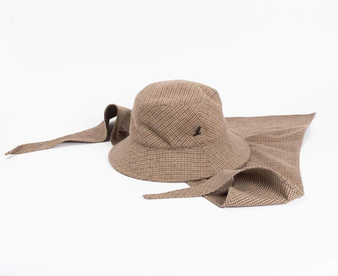 ミュールバウアーのインスタグラム：「AW 2023/24 collection CLOTH Cozy cuddle alert with the bucket hat JOOST SC out of cotton flannel. A triangular cloth made of the same fabric is attached to the inside. This allows you to tie the hat to your head as you prefer.」