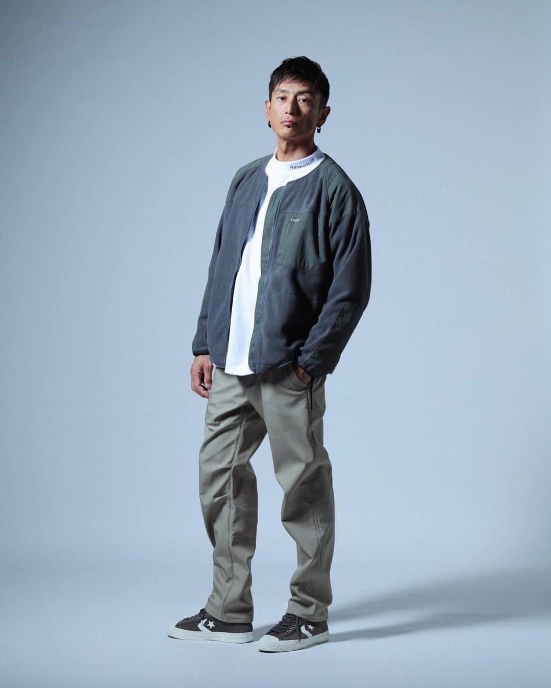 伊勢谷友介さんのインスタグラム写真 - (伊勢谷友介Instagram)「RoarkのLook bookが出来ました。 久しぶりのモデル業が新鮮でした。しかも、僕もよく着る普段着はストリートウェアが多い。 そして普段通りにピアスもつけたまま撮影させてもらえたのも、いつもの自分で良い事も、やりやすかった。 　まさかこの年でモデルをやらせてもらえるなんて、、、25歳すぎてから、純粋なファッションフォトは初めてかもしれないんです。 　是非お店でも見てみてくださいね！ 僕的にはこのRoarkのパンツが高機能な上に快適、そしてその質感も素晴らしいのでオススメです。 なんて言うのかな、少しハイネックになってるロンTと襟のないフリースのコーディネートもバランスが良きでしたよ！  #roark  #roarkrivival  #伊勢谷友介 #yusukeiseya」10月6日 21時55分 - iseya_yusuke