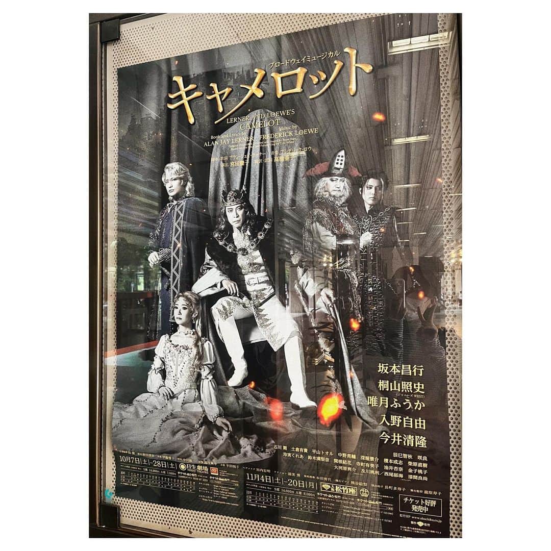 唯月ふうかのインスタグラム：「ミュージカル「キャメロット」 ゲネプロを終えて、いよいよ明日は初日です👑 ここまでやってきたことを信じて、明日は思いっきり楽しみたいと思います！！  日生劇場のキャメロットで お待ちしております☺️   #musical  #キャメロット  #日生劇場  #松竹座  #グィネヴィア  #写真に映り込んでる私 🤭笑  #唯月ふうか」