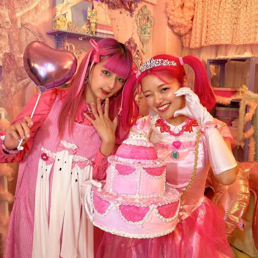 あいりDXさんのインスタグラム写真 - (あいりDXInstagram)「あぃりDXバースデーパーティー🎂🥹💖 大好きな仲間達が集まってくれました🥹🫶🫶🫶 一人一人があぃりDXと濃い思い出があるメンバー🤣 みんな個性的なプレゼントやメッセージまでもらって嬉しすぎたぁ😭🫶🫶🫶  色々スタジオやご飯やらメッセージや素敵なプレゼントや装飾用意してくれた毎年神すぎるしなこ😭🎂💖 ピーチ姫を用意し王子(?)と闘牛士(?)で来てくれた竹下ぱらだいすだごしん🤣ケーキも編集もありがとう🫶 一番かっこいいとあぴーと大好きなままぴーぱぱぴー🥦 盛り上げ上手すぎるたくみくん😊 ゴリラのマネが上手だったまるも🦍 仕事終わりに駆けつけてくれたててみ💖  あー、ほんと楽しかった🤣 面白くてカワイイメンバーと出会えて嬉しいです🤣🤣🤣 これからもよろしくね💖💖💖」10月6日 21時56分 - airidxdxdxdayo