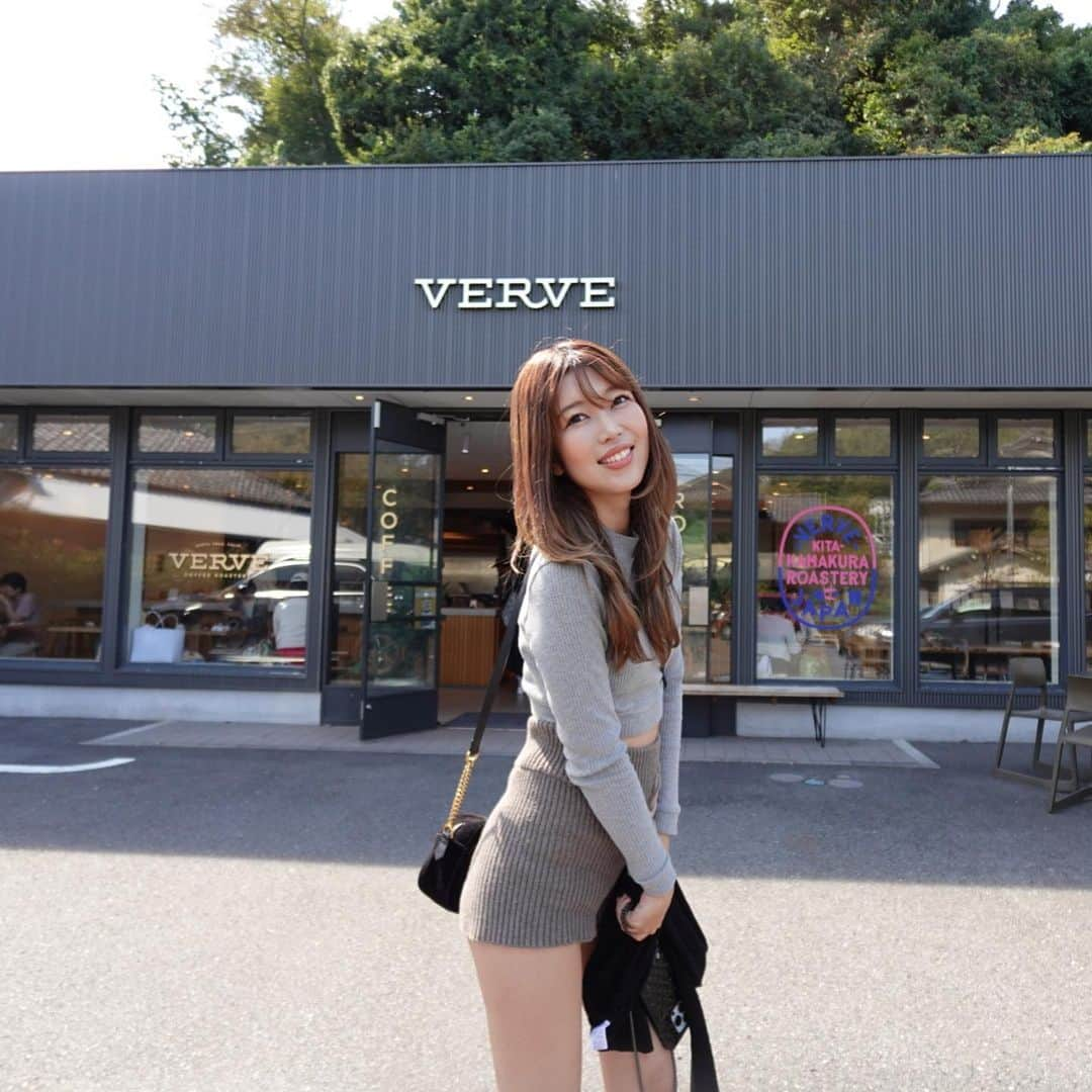 新庄千歳のインスタグラム：「Verve coffeeの北鎌倉店に行ったで〜  天気も良くてコーヒーが美味しかった☕️😉 ラテしか飲まれんけどww  #鎌倉#kitakamakura #北鎌倉カフェ #vervecoffee #鎌倉観光#latte#coffeetime #秋晴れの青空」