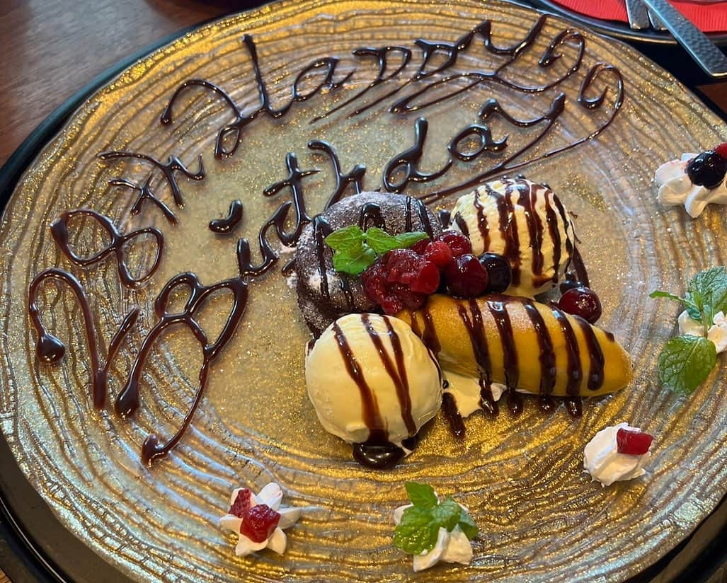 伊東秀和さんのインスタグラム写真 - (伊東秀和Instagram)「. 彩の誕生日お祝いランチ🎂 今日はお互いの休みのタイミング合って、お祝い出来て良かった💫 焼肉美味しかったなぁ✨食べ過ぎてお腹パンパン！ これからも変わらず彩らしく、仕事も他の時間も充実させて楽しんでいってくださいね👍😊 #東京 #銀座  #誕生日  #お祝い」10月6日 21時56分 - hide9a2019