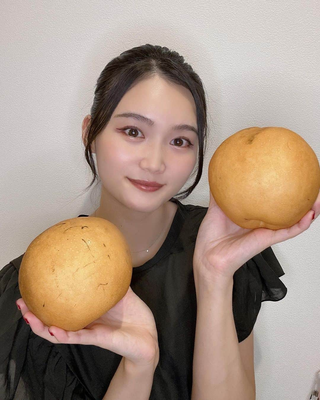 太田理恵のインスタグラム：「巨大な梨を頂きました🥰🫶」