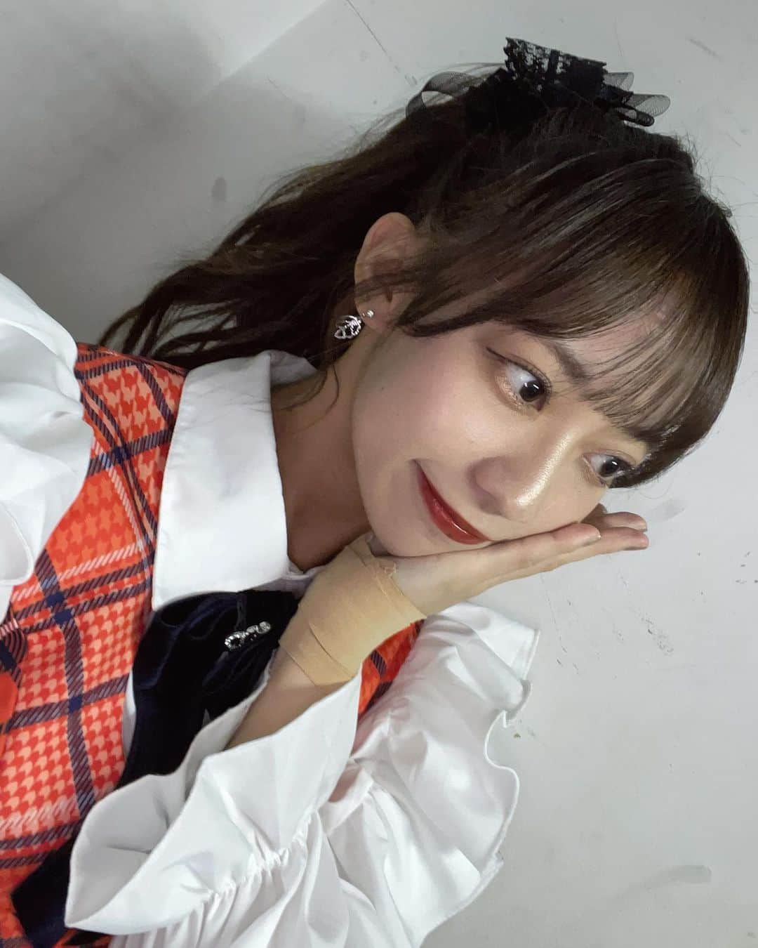 のインスタグラム：「☺︎☺︎☺︎  15周年で着たチェック衣装たち お袖ふりんふりんで可愛かったT_T 胸元のリボンも可愛いんだよ！ ちゃんと写真撮りたかった、、  2枚目はいろんなカラーあって 私は赤だったよ！サイリウムカラー！ 可愛いの着られて幸せT_T♡♡」