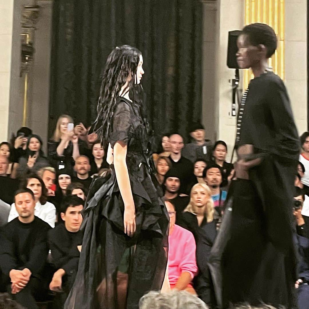 大森美希さんのインスタグラム写真 - (大森美希Instagram)「Yohji Yamamoto Spring 2024 Paris Runway Show  ヨウジ ヤマモト2024年春夏パリコレ、ランウェイショーに行ってきました。  黒を基調としたアシンメトリーなドレープのドレスやテーラードの数々は安定の美しさ。コロナ禍もパリでの発表を続けてきた山本耀司さんは、とてもお元気そうでした。  @yohjiyamamotoofficial  @parisfashionweek   #pfw #yohjiyamamoto #paris #parisfashionweek」10月6日 21時58分 - mikiomori_