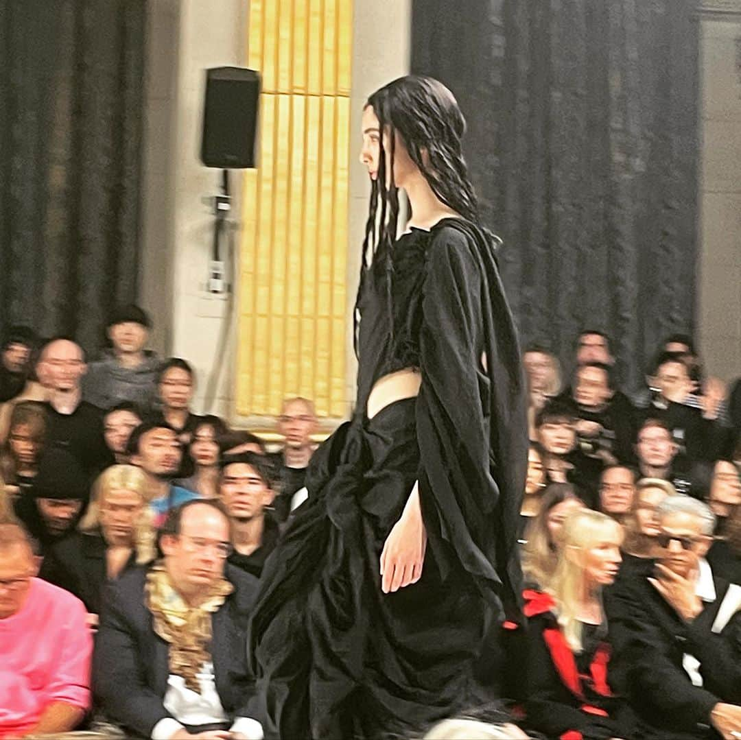 大森美希さんのインスタグラム写真 - (大森美希Instagram)「Yohji Yamamoto Spring 2024 Paris Runway Show  ヨウジ ヤマモト2024年春夏パリコレ、ランウェイショーに行ってきました。  黒を基調としたアシンメトリーなドレープのドレスやテーラードの数々は安定の美しさ。コロナ禍もパリでの発表を続けてきた山本耀司さんは、とてもお元気そうでした。  @yohjiyamamotoofficial  @parisfashionweek   #pfw #yohjiyamamoto #paris #parisfashionweek」10月6日 21時58分 - mikiomori_