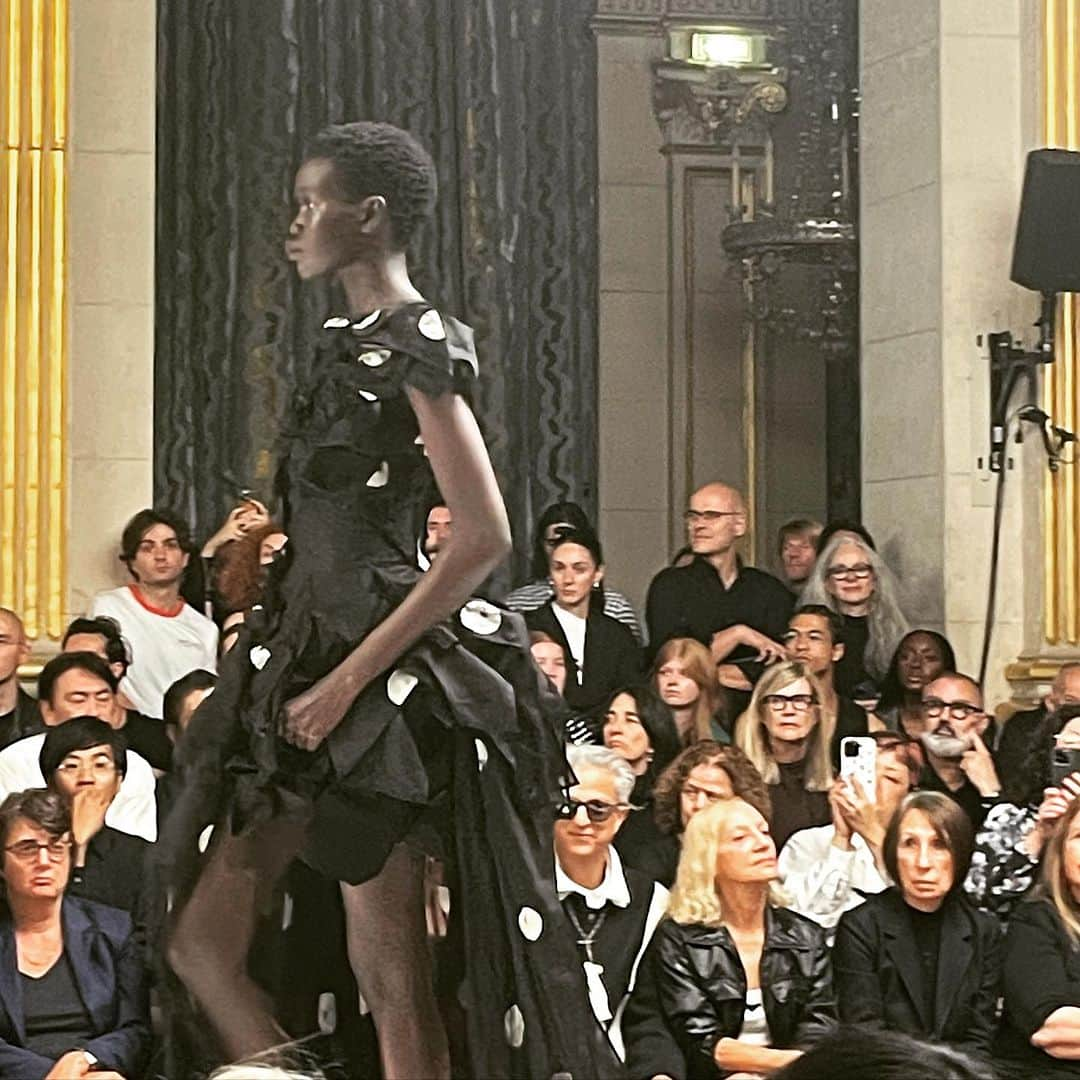 大森美希さんのインスタグラム写真 - (大森美希Instagram)「Yohji Yamamoto Spring 2024 Paris Runway Show  ヨウジ ヤマモト2024年春夏パリコレ、ランウェイショーに行ってきました。  黒を基調としたアシンメトリーなドレープのドレスやテーラードの数々は安定の美しさ。コロナ禍もパリでの発表を続けてきた山本耀司さんは、とてもお元気そうでした。  @yohjiyamamotoofficial  @parisfashionweek   #pfw #yohjiyamamoto #paris #parisfashionweek」10月6日 21時58分 - mikiomori_