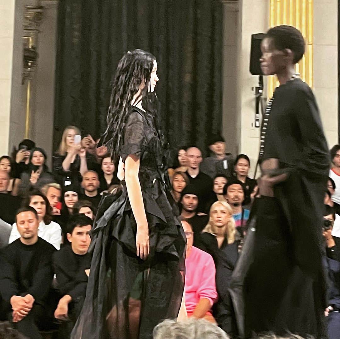 大森美希のインスタグラム：「Yohji Yamamoto Spring 2024 Paris Runway Show  ヨウジ ヤマモト2024年春夏パリコレ、ランウェイショーに行ってきました。  黒を基調としたアシンメトリーなドレープのドレスやテーラードの数々は安定の美しさ。コロナ禍もパリでの発表を続けてきた山本耀司さんは、とてもお元気そうでした。  @yohjiyamamotoofficial  @parisfashionweek   #pfw #yohjiyamamoto #paris #parisfashionweek」