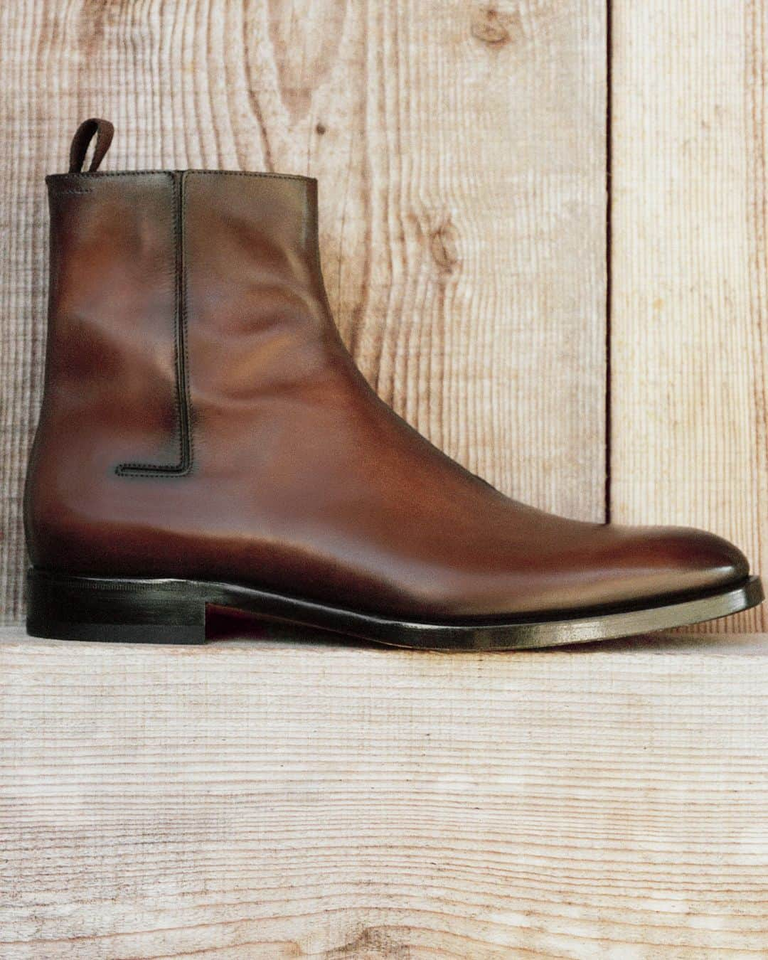 ベルルッティのインスタグラム：「- THE SHOE: TAGLIO BY #BERLUTI -   Time-honoured artisanal handcrafting meets cutting-edge innovation in Berluti’s newest Fall 2023 shoe line: Taglio’s Chelsea boots blend a classically elegant Venezia leather appearance with graphic laser incisions to bring depth and detail to the design. The sole-searching ends here.   Now available online and in-store.  Photography by @deo_suveera   #BERLUTIFALL2023」