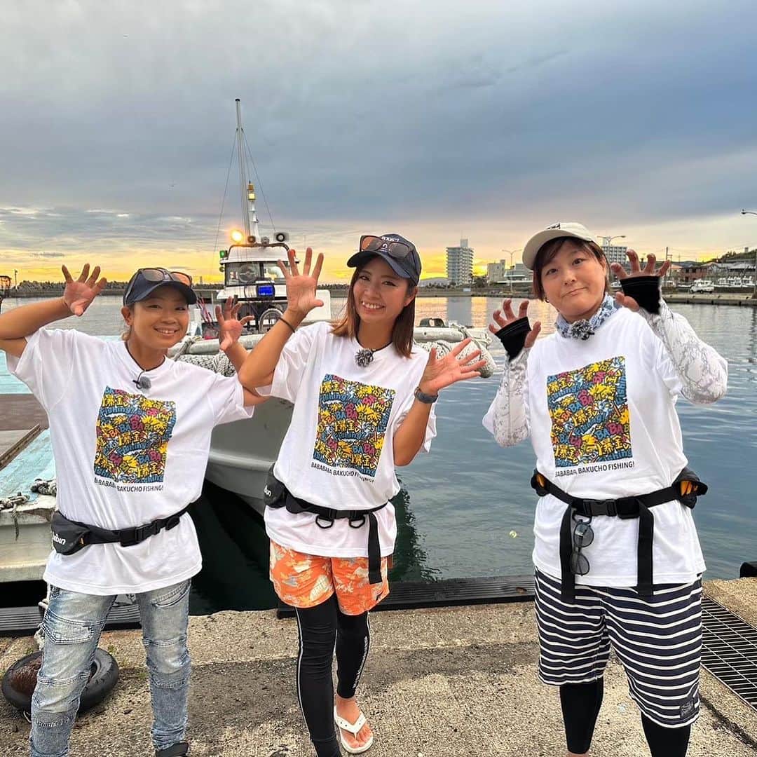 渕上万莉 さんのインスタグラム写真 - (渕上万莉 Instagram)「BABABABA爆釣fishing‼️ 最終回見てくれたかな🥹🙏🏽❓  昨日公式YouTubeでもアップされたので私も見ました😆❣️  大阪府淡輪漁港の#サウス さんにお世話になり、ノマセで青物、鬼アジ狙いに行ってきました🐟🙌🏽❗️  そしてそれを船上で 『釣って捌いてクッキング♪』 私が大好きなコーナーにつり具のブンブンから白川姉さんと、相方にっしゃんがゲストで来てくれました🐒😆🫶🏾🌴  釣れたてハマチで #カルパッチョ を作ってみんなで食べたよー✨  撮影の裏側でブンブンメンバーはこっそりお寿司🍣作ってくれててそれもめちゃくちゃ美味しかった🥹❤️  やっぱり仲間たちと楽しく釣りして そのお魚の命を美味しくいただけるってめちゃくちゃ幸せな事だね✨  この番組は 2年前の2021年9月から撮影スタートしました📺  私にとっては初めての地上波レギュラー番組で嬉しい反面、【リポーター】とういう立場にプレッシャーも感じながら引き受けました🫣💦 カワちゃんやさぁやちゃんみたいに上手く話せないし🎤セリフは棒読み😂📝  釣りも全然上手くはない上持ってないタイプやからここぞと言う時釣れないし、協力メーカーさんにも申し訳ないなぁ…ってずっと思ってた🥲  それでも 撮影スタッフさん達は 『フッチーは楽しそうにいつものリアクションしてくれる事が役目やから❗️』 って言って見守ってくれていたので 毎回撮影を楽しむ事ができました🥹✨  そして、番組最終回を迎え、 いつものプレゼントキャンペーン応募コーナーに何百件も番組宛に視聴者さんからのメッセージをいただきました‼️✨  その内容を昨日スタッフさんから送って頂き、全て読ませていただきました🥹✨  ご家族から 『いつも家族で釣りに行って、釣れた時はBABABABA爆釣‼️っと言ってます』  看護師さんから 『私が担当している病棟では釣り好きの方が多く、毎週みんなで放送を楽しみにしていました。』  など… 誰かと一緒に楽しみに見てくれた事が嬉しい🥲✨  『フッチーの料理コーナーが好きでした』 というご意見もたくさんいただき本当に嬉しかった🥹  いつも料理撮影の前は 事前に色んなレシピを書き出して家で試作して、キッチンスタジオを借りてもらってカメラの前で説明する🎥  釣りの撮影日以上に緊張してました😂（笑）💦  それでも私が1番伝えたい事は 『釣って食べるまでが釣りの楽しさ』 だったので、たくさん感想をいただけたことに感動しました🥹✨✨  皆さまの言葉は今後の活力にもなり宝物です✨✨  番組スポンサー様、制作スタッフの皆さま、視聴者の皆様、そして共演したさぁやちゃん、カワちゃん、他アングラー様、本当にありがとうございました☺️❣️  でも1番は釣れてくれたお魚に感謝かな🥹✨✨🎣  番組は終わってしまったけど YouTubeで過去の動画はみれますので 是非振り返って見てみてね🥰🙏🏽  今後も私は変わらぬ頻度で釣りに行きます😚（笑）  その分プライベート釣行も増えるので🎣👭  今後もこのインスタ投稿や自身のYouTubeでずっと動画や写真を通して『釣りの楽しさ』を発信していけたらいいなと思います✨  いつかまた このBABABABAメンバーで 一緒に釣り出来ますように😆🙏🏽✨✨  #ノマセ釣り #ブリ #ハマチ #鬼アジ  #加太 #紀北 #つり具のブンブン  #にっしゃん #フッチー #渕上万莉 #babababa爆釣fishing  #最終回 #今までありがとう  #釣り  #釣りすきな人と繋がりたい」10月6日 22時00分 - mari_fuchigami