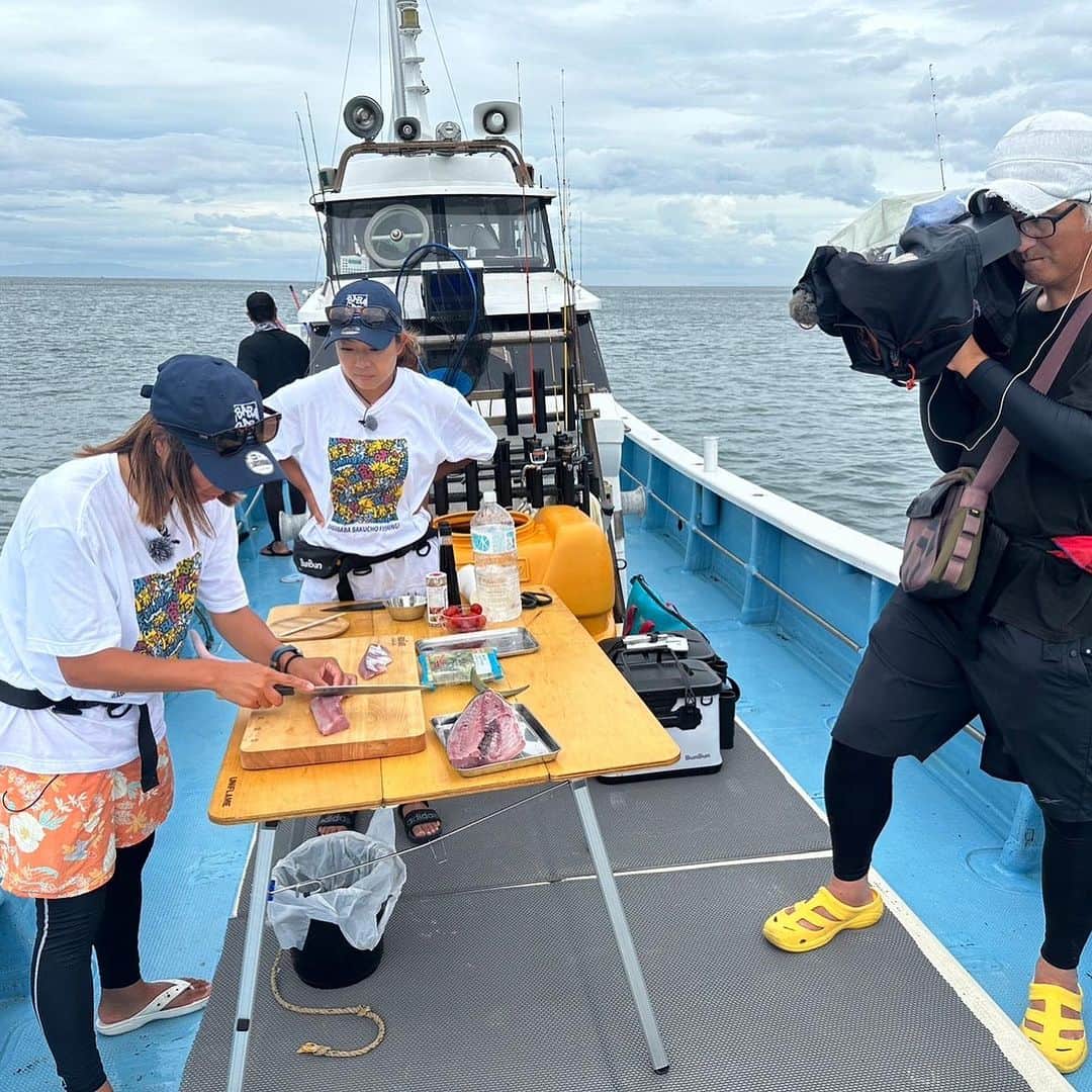 渕上万莉 さんのインスタグラム写真 - (渕上万莉 Instagram)「BABABABA爆釣fishing‼️ 最終回見てくれたかな🥹🙏🏽❓  昨日公式YouTubeでもアップされたので私も見ました😆❣️  大阪府淡輪漁港の#サウス さんにお世話になり、ノマセで青物、鬼アジ狙いに行ってきました🐟🙌🏽❗️  そしてそれを船上で 『釣って捌いてクッキング♪』 私が大好きなコーナーにつり具のブンブンから白川姉さんと、相方にっしゃんがゲストで来てくれました🐒😆🫶🏾🌴  釣れたてハマチで #カルパッチョ を作ってみんなで食べたよー✨  撮影の裏側でブンブンメンバーはこっそりお寿司🍣作ってくれててそれもめちゃくちゃ美味しかった🥹❤️  やっぱり仲間たちと楽しく釣りして そのお魚の命を美味しくいただけるってめちゃくちゃ幸せな事だね✨  この番組は 2年前の2021年9月から撮影スタートしました📺  私にとっては初めての地上波レギュラー番組で嬉しい反面、【リポーター】とういう立場にプレッシャーも感じながら引き受けました🫣💦 カワちゃんやさぁやちゃんみたいに上手く話せないし🎤セリフは棒読み😂📝  釣りも全然上手くはない上持ってないタイプやからここぞと言う時釣れないし、協力メーカーさんにも申し訳ないなぁ…ってずっと思ってた🥲  それでも 撮影スタッフさん達は 『フッチーは楽しそうにいつものリアクションしてくれる事が役目やから❗️』 って言って見守ってくれていたので 毎回撮影を楽しむ事ができました🥹✨  そして、番組最終回を迎え、 いつものプレゼントキャンペーン応募コーナーに何百件も番組宛に視聴者さんからのメッセージをいただきました‼️✨  その内容を昨日スタッフさんから送って頂き、全て読ませていただきました🥹✨  ご家族から 『いつも家族で釣りに行って、釣れた時はBABABABA爆釣‼️っと言ってます』  看護師さんから 『私が担当している病棟では釣り好きの方が多く、毎週みんなで放送を楽しみにしていました。』  など… 誰かと一緒に楽しみに見てくれた事が嬉しい🥲✨  『フッチーの料理コーナーが好きでした』 というご意見もたくさんいただき本当に嬉しかった🥹  いつも料理撮影の前は 事前に色んなレシピを書き出して家で試作して、キッチンスタジオを借りてもらってカメラの前で説明する🎥  釣りの撮影日以上に緊張してました😂（笑）💦  それでも私が1番伝えたい事は 『釣って食べるまでが釣りの楽しさ』 だったので、たくさん感想をいただけたことに感動しました🥹✨✨  皆さまの言葉は今後の活力にもなり宝物です✨✨  番組スポンサー様、制作スタッフの皆さま、視聴者の皆様、そして共演したさぁやちゃん、カワちゃん、他アングラー様、本当にありがとうございました☺️❣️  でも1番は釣れてくれたお魚に感謝かな🥹✨✨🎣  番組は終わってしまったけど YouTubeで過去の動画はみれますので 是非振り返って見てみてね🥰🙏🏽  今後も私は変わらぬ頻度で釣りに行きます😚（笑）  その分プライベート釣行も増えるので🎣👭  今後もこのインスタ投稿や自身のYouTubeでずっと動画や写真を通して『釣りの楽しさ』を発信していけたらいいなと思います✨  いつかまた このBABABABAメンバーで 一緒に釣り出来ますように😆🙏🏽✨✨  #ノマセ釣り #ブリ #ハマチ #鬼アジ  #加太 #紀北 #つり具のブンブン  #にっしゃん #フッチー #渕上万莉 #babababa爆釣fishing  #最終回 #今までありがとう  #釣り  #釣りすきな人と繋がりたい」10月6日 22時00分 - mari_fuchigami
