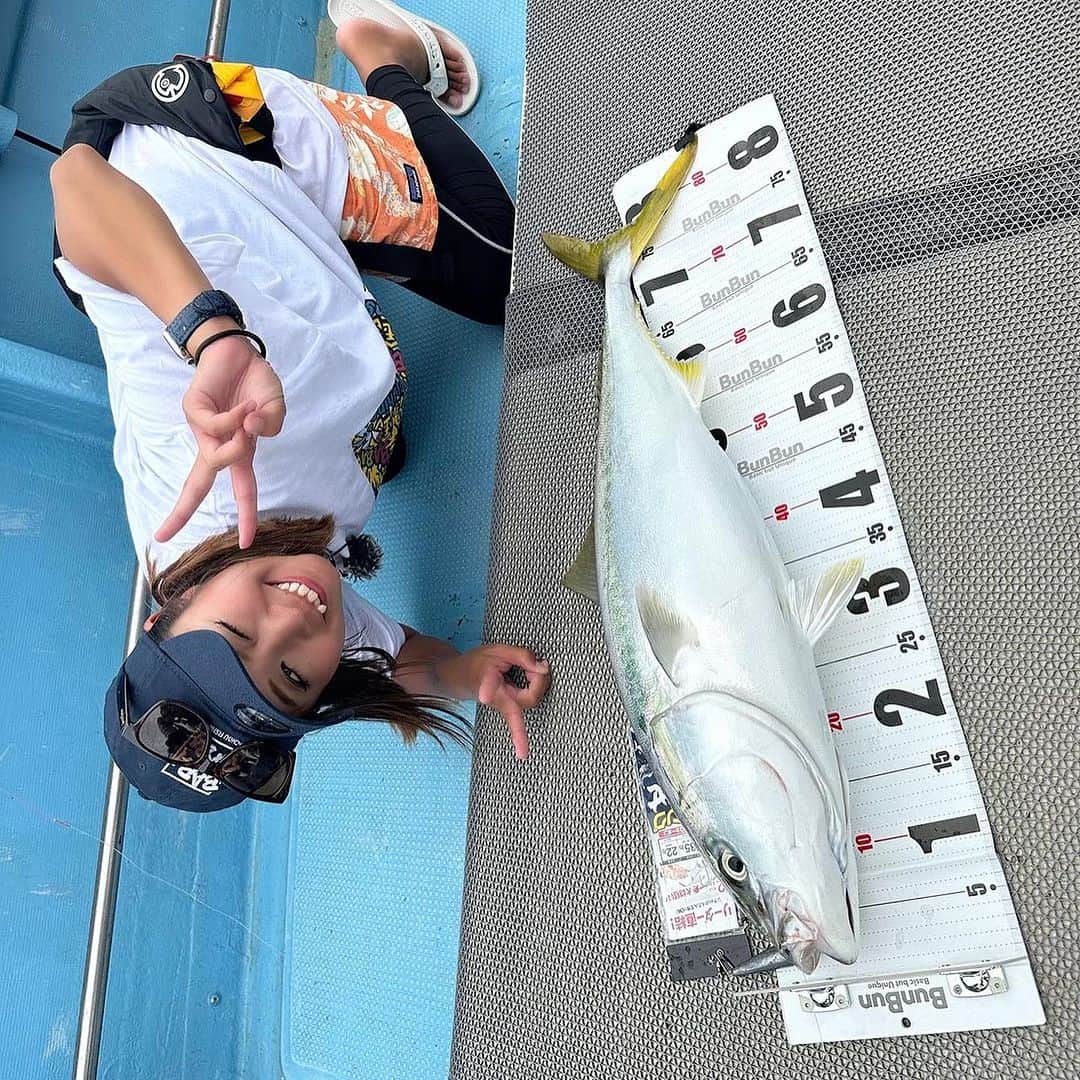 渕上万莉 さんのインスタグラム写真 - (渕上万莉 Instagram)「BABABABA爆釣fishing‼️ 最終回見てくれたかな🥹🙏🏽❓  昨日公式YouTubeでもアップされたので私も見ました😆❣️  大阪府淡輪漁港の#サウス さんにお世話になり、ノマセで青物、鬼アジ狙いに行ってきました🐟🙌🏽❗️  そしてそれを船上で 『釣って捌いてクッキング♪』 私が大好きなコーナーにつり具のブンブンから白川姉さんと、相方にっしゃんがゲストで来てくれました🐒😆🫶🏾🌴  釣れたてハマチで #カルパッチョ を作ってみんなで食べたよー✨  撮影の裏側でブンブンメンバーはこっそりお寿司🍣作ってくれててそれもめちゃくちゃ美味しかった🥹❤️  やっぱり仲間たちと楽しく釣りして そのお魚の命を美味しくいただけるってめちゃくちゃ幸せな事だね✨  この番組は 2年前の2021年9月から撮影スタートしました📺  私にとっては初めての地上波レギュラー番組で嬉しい反面、【リポーター】とういう立場にプレッシャーも感じながら引き受けました🫣💦 カワちゃんやさぁやちゃんみたいに上手く話せないし🎤セリフは棒読み😂📝  釣りも全然上手くはない上持ってないタイプやからここぞと言う時釣れないし、協力メーカーさんにも申し訳ないなぁ…ってずっと思ってた🥲  それでも 撮影スタッフさん達は 『フッチーは楽しそうにいつものリアクションしてくれる事が役目やから❗️』 って言って見守ってくれていたので 毎回撮影を楽しむ事ができました🥹✨  そして、番組最終回を迎え、 いつものプレゼントキャンペーン応募コーナーに何百件も番組宛に視聴者さんからのメッセージをいただきました‼️✨  その内容を昨日スタッフさんから送って頂き、全て読ませていただきました🥹✨  ご家族から 『いつも家族で釣りに行って、釣れた時はBABABABA爆釣‼️っと言ってます』  看護師さんから 『私が担当している病棟では釣り好きの方が多く、毎週みんなで放送を楽しみにしていました。』  など… 誰かと一緒に楽しみに見てくれた事が嬉しい🥲✨  『フッチーの料理コーナーが好きでした』 というご意見もたくさんいただき本当に嬉しかった🥹  いつも料理撮影の前は 事前に色んなレシピを書き出して家で試作して、キッチンスタジオを借りてもらってカメラの前で説明する🎥  釣りの撮影日以上に緊張してました😂（笑）💦  それでも私が1番伝えたい事は 『釣って食べるまでが釣りの楽しさ』 だったので、たくさん感想をいただけたことに感動しました🥹✨✨  皆さまの言葉は今後の活力にもなり宝物です✨✨  番組スポンサー様、制作スタッフの皆さま、視聴者の皆様、そして共演したさぁやちゃん、カワちゃん、他アングラー様、本当にありがとうございました☺️❣️  でも1番は釣れてくれたお魚に感謝かな🥹✨✨🎣  番組は終わってしまったけど YouTubeで過去の動画はみれますので 是非振り返って見てみてね🥰🙏🏽  今後も私は変わらぬ頻度で釣りに行きます😚（笑）  その分プライベート釣行も増えるので🎣👭  今後もこのインスタ投稿や自身のYouTubeでずっと動画や写真を通して『釣りの楽しさ』を発信していけたらいいなと思います✨  いつかまた このBABABABAメンバーで 一緒に釣り出来ますように😆🙏🏽✨✨  #ノマセ釣り #ブリ #ハマチ #鬼アジ  #加太 #紀北 #つり具のブンブン  #にっしゃん #フッチー #渕上万莉 #babababa爆釣fishing  #最終回 #今までありがとう  #釣り  #釣りすきな人と繋がりたい」10月6日 22時00分 - mari_fuchigami