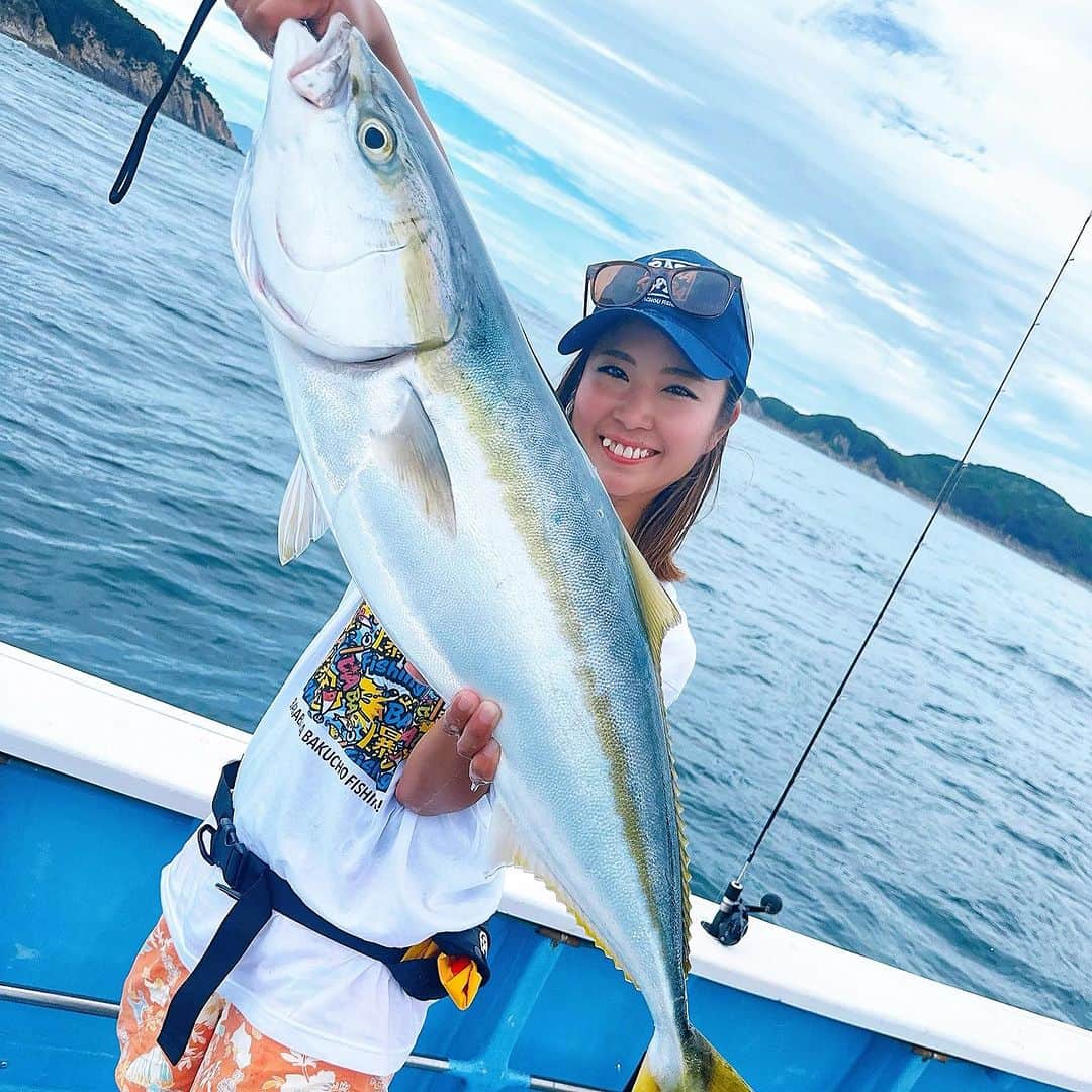 渕上万莉 さんのインスタグラム写真 - (渕上万莉 Instagram)「BABABABA爆釣fishing‼️ 最終回見てくれたかな🥹🙏🏽❓  昨日公式YouTubeでもアップされたので私も見ました😆❣️  大阪府淡輪漁港の#サウス さんにお世話になり、ノマセで青物、鬼アジ狙いに行ってきました🐟🙌🏽❗️  そしてそれを船上で 『釣って捌いてクッキング♪』 私が大好きなコーナーにつり具のブンブンから白川姉さんと、相方にっしゃんがゲストで来てくれました🐒😆🫶🏾🌴  釣れたてハマチで #カルパッチョ を作ってみんなで食べたよー✨  撮影の裏側でブンブンメンバーはこっそりお寿司🍣作ってくれててそれもめちゃくちゃ美味しかった🥹❤️  やっぱり仲間たちと楽しく釣りして そのお魚の命を美味しくいただけるってめちゃくちゃ幸せな事だね✨  この番組は 2年前の2021年9月から撮影スタートしました📺  私にとっては初めての地上波レギュラー番組で嬉しい反面、【リポーター】とういう立場にプレッシャーも感じながら引き受けました🫣💦 カワちゃんやさぁやちゃんみたいに上手く話せないし🎤セリフは棒読み😂📝  釣りも全然上手くはない上持ってないタイプやからここぞと言う時釣れないし、協力メーカーさんにも申し訳ないなぁ…ってずっと思ってた🥲  それでも 撮影スタッフさん達は 『フッチーは楽しそうにいつものリアクションしてくれる事が役目やから❗️』 って言って見守ってくれていたので 毎回撮影を楽しむ事ができました🥹✨  そして、番組最終回を迎え、 いつものプレゼントキャンペーン応募コーナーに何百件も番組宛に視聴者さんからのメッセージをいただきました‼️✨  その内容を昨日スタッフさんから送って頂き、全て読ませていただきました🥹✨  ご家族から 『いつも家族で釣りに行って、釣れた時はBABABABA爆釣‼️っと言ってます』  看護師さんから 『私が担当している病棟では釣り好きの方が多く、毎週みんなで放送を楽しみにしていました。』  など… 誰かと一緒に楽しみに見てくれた事が嬉しい🥲✨  『フッチーの料理コーナーが好きでした』 というご意見もたくさんいただき本当に嬉しかった🥹  いつも料理撮影の前は 事前に色んなレシピを書き出して家で試作して、キッチンスタジオを借りてもらってカメラの前で説明する🎥  釣りの撮影日以上に緊張してました😂（笑）💦  それでも私が1番伝えたい事は 『釣って食べるまでが釣りの楽しさ』 だったので、たくさん感想をいただけたことに感動しました🥹✨✨  皆さまの言葉は今後の活力にもなり宝物です✨✨  番組スポンサー様、制作スタッフの皆さま、視聴者の皆様、そして共演したさぁやちゃん、カワちゃん、他アングラー様、本当にありがとうございました☺️❣️  でも1番は釣れてくれたお魚に感謝かな🥹✨✨🎣  番組は終わってしまったけど YouTubeで過去の動画はみれますので 是非振り返って見てみてね🥰🙏🏽  今後も私は変わらぬ頻度で釣りに行きます😚（笑）  その分プライベート釣行も増えるので🎣👭  今後もこのインスタ投稿や自身のYouTubeでずっと動画や写真を通して『釣りの楽しさ』を発信していけたらいいなと思います✨  いつかまた このBABABABAメンバーで 一緒に釣り出来ますように😆🙏🏽✨✨  #ノマセ釣り #ブリ #ハマチ #鬼アジ  #加太 #紀北 #つり具のブンブン  #にっしゃん #フッチー #渕上万莉 #babababa爆釣fishing  #最終回 #今までありがとう  #釣り  #釣りすきな人と繋がりたい」10月6日 22時00分 - mari_fuchigami