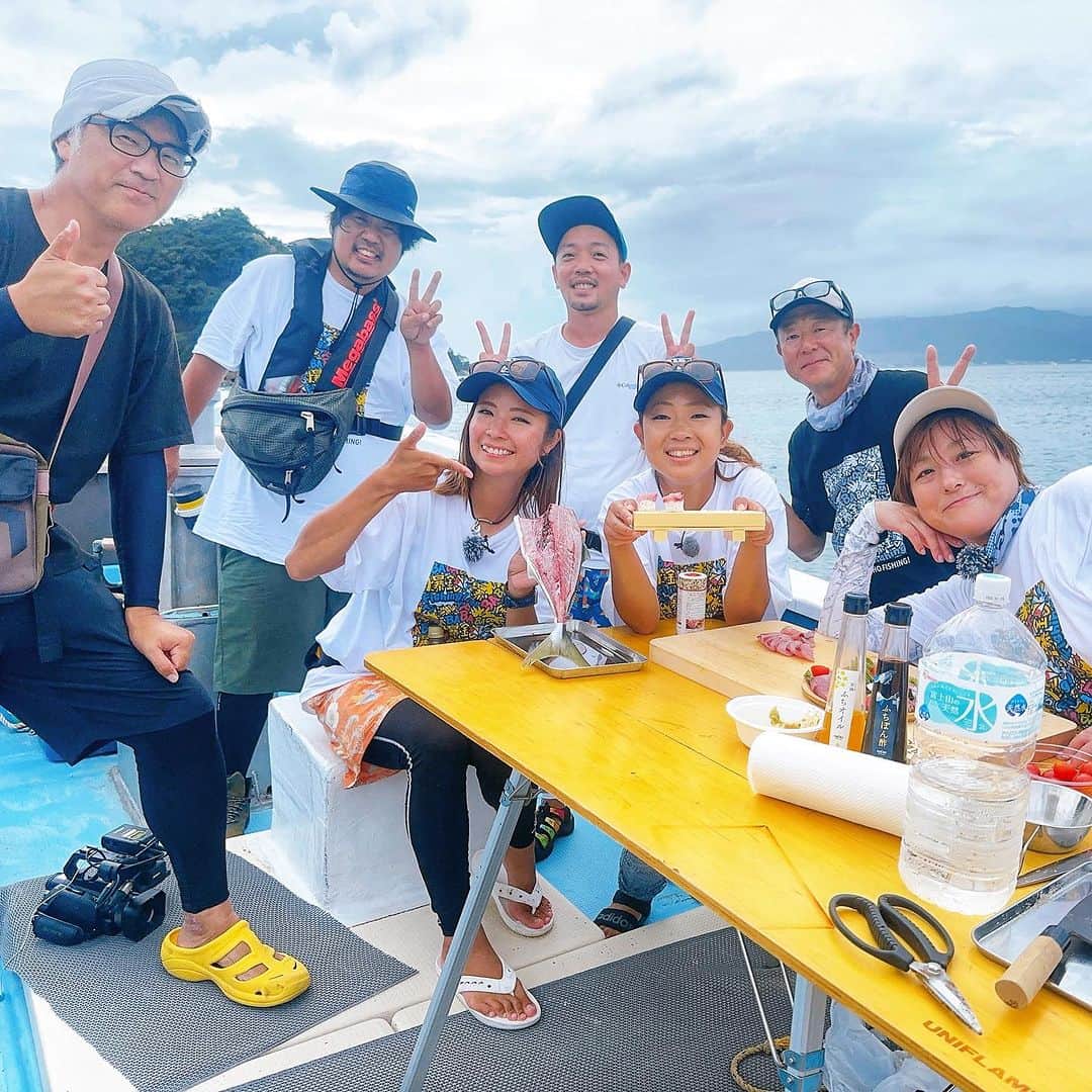 渕上万莉 さんのインスタグラム写真 - (渕上万莉 Instagram)「BABABABA爆釣fishing‼️ 最終回見てくれたかな🥹🙏🏽❓  昨日公式YouTubeでもアップされたので私も見ました😆❣️  大阪府淡輪漁港の#サウス さんにお世話になり、ノマセで青物、鬼アジ狙いに行ってきました🐟🙌🏽❗️  そしてそれを船上で 『釣って捌いてクッキング♪』 私が大好きなコーナーにつり具のブンブンから白川姉さんと、相方にっしゃんがゲストで来てくれました🐒😆🫶🏾🌴  釣れたてハマチで #カルパッチョ を作ってみんなで食べたよー✨  撮影の裏側でブンブンメンバーはこっそりお寿司🍣作ってくれててそれもめちゃくちゃ美味しかった🥹❤️  やっぱり仲間たちと楽しく釣りして そのお魚の命を美味しくいただけるってめちゃくちゃ幸せな事だね✨  この番組は 2年前の2021年9月から撮影スタートしました📺  私にとっては初めての地上波レギュラー番組で嬉しい反面、【リポーター】とういう立場にプレッシャーも感じながら引き受けました🫣💦 カワちゃんやさぁやちゃんみたいに上手く話せないし🎤セリフは棒読み😂📝  釣りも全然上手くはない上持ってないタイプやからここぞと言う時釣れないし、協力メーカーさんにも申し訳ないなぁ…ってずっと思ってた🥲  それでも 撮影スタッフさん達は 『フッチーは楽しそうにいつものリアクションしてくれる事が役目やから❗️』 って言って見守ってくれていたので 毎回撮影を楽しむ事ができました🥹✨  そして、番組最終回を迎え、 いつものプレゼントキャンペーン応募コーナーに何百件も番組宛に視聴者さんからのメッセージをいただきました‼️✨  その内容を昨日スタッフさんから送って頂き、全て読ませていただきました🥹✨  ご家族から 『いつも家族で釣りに行って、釣れた時はBABABABA爆釣‼️っと言ってます』  看護師さんから 『私が担当している病棟では釣り好きの方が多く、毎週みんなで放送を楽しみにしていました。』  など… 誰かと一緒に楽しみに見てくれた事が嬉しい🥲✨  『フッチーの料理コーナーが好きでした』 というご意見もたくさんいただき本当に嬉しかった🥹  いつも料理撮影の前は 事前に色んなレシピを書き出して家で試作して、キッチンスタジオを借りてもらってカメラの前で説明する🎥  釣りの撮影日以上に緊張してました😂（笑）💦  それでも私が1番伝えたい事は 『釣って食べるまでが釣りの楽しさ』 だったので、たくさん感想をいただけたことに感動しました🥹✨✨  皆さまの言葉は今後の活力にもなり宝物です✨✨  番組スポンサー様、制作スタッフの皆さま、視聴者の皆様、そして共演したさぁやちゃん、カワちゃん、他アングラー様、本当にありがとうございました☺️❣️  でも1番は釣れてくれたお魚に感謝かな🥹✨✨🎣  番組は終わってしまったけど YouTubeで過去の動画はみれますので 是非振り返って見てみてね🥰🙏🏽  今後も私は変わらぬ頻度で釣りに行きます😚（笑）  その分プライベート釣行も増えるので🎣👭  今後もこのインスタ投稿や自身のYouTubeでずっと動画や写真を通して『釣りの楽しさ』を発信していけたらいいなと思います✨  いつかまた このBABABABAメンバーで 一緒に釣り出来ますように😆🙏🏽✨✨  #ノマセ釣り #ブリ #ハマチ #鬼アジ  #加太 #紀北 #つり具のブンブン  #にっしゃん #フッチー #渕上万莉 #babababa爆釣fishing  #最終回 #今までありがとう  #釣り  #釣りすきな人と繋がりたい」10月6日 22時00分 - mari_fuchigami