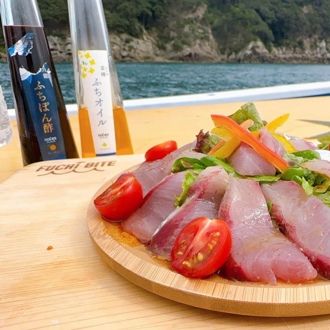 渕上万莉 さんのインスタグラム写真 - (渕上万莉 Instagram)「BABABABA爆釣fishing‼️ 最終回見てくれたかな🥹🙏🏽❓  昨日公式YouTubeでもアップされたので私も見ました😆❣️  大阪府淡輪漁港の#サウス さんにお世話になり、ノマセで青物、鬼アジ狙いに行ってきました🐟🙌🏽❗️  そしてそれを船上で 『釣って捌いてクッキング♪』 私が大好きなコーナーにつり具のブンブンから白川姉さんと、相方にっしゃんがゲストで来てくれました🐒😆🫶🏾🌴  釣れたてハマチで #カルパッチョ を作ってみんなで食べたよー✨  撮影の裏側でブンブンメンバーはこっそりお寿司🍣作ってくれててそれもめちゃくちゃ美味しかった🥹❤️  やっぱり仲間たちと楽しく釣りして そのお魚の命を美味しくいただけるってめちゃくちゃ幸せな事だね✨  この番組は 2年前の2021年9月から撮影スタートしました📺  私にとっては初めての地上波レギュラー番組で嬉しい反面、【リポーター】とういう立場にプレッシャーも感じながら引き受けました🫣💦 カワちゃんやさぁやちゃんみたいに上手く話せないし🎤セリフは棒読み😂📝  釣りも全然上手くはない上持ってないタイプやからここぞと言う時釣れないし、協力メーカーさんにも申し訳ないなぁ…ってずっと思ってた🥲  それでも 撮影スタッフさん達は 『フッチーは楽しそうにいつものリアクションしてくれる事が役目やから❗️』 って言って見守ってくれていたので 毎回撮影を楽しむ事ができました🥹✨  そして、番組最終回を迎え、 いつものプレゼントキャンペーン応募コーナーに何百件も番組宛に視聴者さんからのメッセージをいただきました‼️✨  その内容を昨日スタッフさんから送って頂き、全て読ませていただきました🥹✨  ご家族から 『いつも家族で釣りに行って、釣れた時はBABABABA爆釣‼️っと言ってます』  看護師さんから 『私が担当している病棟では釣り好きの方が多く、毎週みんなで放送を楽しみにしていました。』  など… 誰かと一緒に楽しみに見てくれた事が嬉しい🥲✨  『フッチーの料理コーナーが好きでした』 というご意見もたくさんいただき本当に嬉しかった🥹  いつも料理撮影の前は 事前に色んなレシピを書き出して家で試作して、キッチンスタジオを借りてもらってカメラの前で説明する🎥  釣りの撮影日以上に緊張してました😂（笑）💦  それでも私が1番伝えたい事は 『釣って食べるまでが釣りの楽しさ』 だったので、たくさん感想をいただけたことに感動しました🥹✨✨  皆さまの言葉は今後の活力にもなり宝物です✨✨  番組スポンサー様、制作スタッフの皆さま、視聴者の皆様、そして共演したさぁやちゃん、カワちゃん、他アングラー様、本当にありがとうございました☺️❣️  でも1番は釣れてくれたお魚に感謝かな🥹✨✨🎣  番組は終わってしまったけど YouTubeで過去の動画はみれますので 是非振り返って見てみてね🥰🙏🏽  今後も私は変わらぬ頻度で釣りに行きます😚（笑）  その分プライベート釣行も増えるので🎣👭  今後もこのインスタ投稿や自身のYouTubeでずっと動画や写真を通して『釣りの楽しさ』を発信していけたらいいなと思います✨  いつかまた このBABABABAメンバーで 一緒に釣り出来ますように😆🙏🏽✨✨  #ノマセ釣り #ブリ #ハマチ #鬼アジ  #加太 #紀北 #つり具のブンブン  #にっしゃん #フッチー #渕上万莉 #babababa爆釣fishing  #最終回 #今までありがとう  #釣り  #釣りすきな人と繋がりたい」10月6日 22時00分 - mari_fuchigami