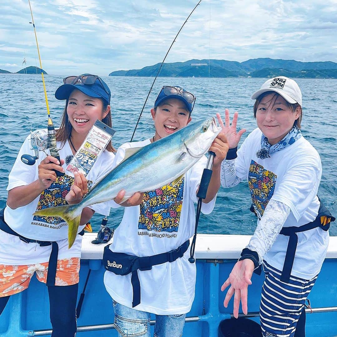 渕上万莉 さんのインスタグラム写真 - (渕上万莉 Instagram)「BABABABA爆釣fishing‼️ 最終回見てくれたかな🥹🙏🏽❓  昨日公式YouTubeでもアップされたので私も見ました😆❣️  大阪府淡輪漁港の#サウス さんにお世話になり、ノマセで青物、鬼アジ狙いに行ってきました🐟🙌🏽❗️  そしてそれを船上で 『釣って捌いてクッキング♪』 私が大好きなコーナーにつり具のブンブンから白川姉さんと、相方にっしゃんがゲストで来てくれました🐒😆🫶🏾🌴  釣れたてハマチで #カルパッチョ を作ってみんなで食べたよー✨  撮影の裏側でブンブンメンバーはこっそりお寿司🍣作ってくれててそれもめちゃくちゃ美味しかった🥹❤️  やっぱり仲間たちと楽しく釣りして そのお魚の命を美味しくいただけるってめちゃくちゃ幸せな事だね✨  この番組は 2年前の2021年9月から撮影スタートしました📺  私にとっては初めての地上波レギュラー番組で嬉しい反面、【リポーター】とういう立場にプレッシャーも感じながら引き受けました🫣💦 カワちゃんやさぁやちゃんみたいに上手く話せないし🎤セリフは棒読み😂📝  釣りも全然上手くはない上持ってないタイプやからここぞと言う時釣れないし、協力メーカーさんにも申し訳ないなぁ…ってずっと思ってた🥲  それでも 撮影スタッフさん達は 『フッチーは楽しそうにいつものリアクションしてくれる事が役目やから❗️』 って言って見守ってくれていたので 毎回撮影を楽しむ事ができました🥹✨  そして、番組最終回を迎え、 いつものプレゼントキャンペーン応募コーナーに何百件も番組宛に視聴者さんからのメッセージをいただきました‼️✨  その内容を昨日スタッフさんから送って頂き、全て読ませていただきました🥹✨  ご家族から 『いつも家族で釣りに行って、釣れた時はBABABABA爆釣‼️っと言ってます』  看護師さんから 『私が担当している病棟では釣り好きの方が多く、毎週みんなで放送を楽しみにしていました。』  など… 誰かと一緒に楽しみに見てくれた事が嬉しい🥲✨  『フッチーの料理コーナーが好きでした』 というご意見もたくさんいただき本当に嬉しかった🥹  いつも料理撮影の前は 事前に色んなレシピを書き出して家で試作して、キッチンスタジオを借りてもらってカメラの前で説明する🎥  釣りの撮影日以上に緊張してました😂（笑）💦  それでも私が1番伝えたい事は 『釣って食べるまでが釣りの楽しさ』 だったので、たくさん感想をいただけたことに感動しました🥹✨✨  皆さまの言葉は今後の活力にもなり宝物です✨✨  番組スポンサー様、制作スタッフの皆さま、視聴者の皆様、そして共演したさぁやちゃん、カワちゃん、他アングラー様、本当にありがとうございました☺️❣️  でも1番は釣れてくれたお魚に感謝かな🥹✨✨🎣  番組は終わってしまったけど YouTubeで過去の動画はみれますので 是非振り返って見てみてね🥰🙏🏽  今後も私は変わらぬ頻度で釣りに行きます😚（笑）  その分プライベート釣行も増えるので🎣👭  今後もこのインスタ投稿や自身のYouTubeでずっと動画や写真を通して『釣りの楽しさ』を発信していけたらいいなと思います✨  いつかまた このBABABABAメンバーで 一緒に釣り出来ますように😆🙏🏽✨✨  #ノマセ釣り #ブリ #ハマチ #鬼アジ  #加太 #紀北 #つり具のブンブン  #にっしゃん #フッチー #渕上万莉 #babababa爆釣fishing  #最終回 #今までありがとう  #釣り  #釣りすきな人と繋がりたい」10月6日 22時00分 - mari_fuchigami