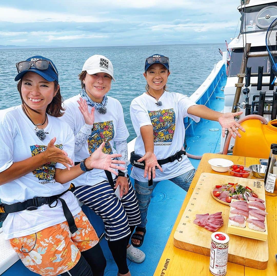 渕上万莉 さんのインスタグラム写真 - (渕上万莉 Instagram)「BABABABA爆釣fishing‼️ 最終回見てくれたかな🥹🙏🏽❓  昨日公式YouTubeでもアップされたので私も見ました😆❣️  大阪府淡輪漁港の#サウス さんにお世話になり、ノマセで青物、鬼アジ狙いに行ってきました🐟🙌🏽❗️  そしてそれを船上で 『釣って捌いてクッキング♪』 私が大好きなコーナーにつり具のブンブンから白川姉さんと、相方にっしゃんがゲストで来てくれました🐒😆🫶🏾🌴  釣れたてハマチで #カルパッチョ を作ってみんなで食べたよー✨  撮影の裏側でブンブンメンバーはこっそりお寿司🍣作ってくれててそれもめちゃくちゃ美味しかった🥹❤️  やっぱり仲間たちと楽しく釣りして そのお魚の命を美味しくいただけるってめちゃくちゃ幸せな事だね✨  この番組は 2年前の2021年9月から撮影スタートしました📺  私にとっては初めての地上波レギュラー番組で嬉しい反面、【リポーター】とういう立場にプレッシャーも感じながら引き受けました🫣💦 カワちゃんやさぁやちゃんみたいに上手く話せないし🎤セリフは棒読み😂📝  釣りも全然上手くはない上持ってないタイプやからここぞと言う時釣れないし、協力メーカーさんにも申し訳ないなぁ…ってずっと思ってた🥲  それでも 撮影スタッフさん達は 『フッチーは楽しそうにいつものリアクションしてくれる事が役目やから❗️』 って言って見守ってくれていたので 毎回撮影を楽しむ事ができました🥹✨  そして、番組最終回を迎え、 いつものプレゼントキャンペーン応募コーナーに何百件も番組宛に視聴者さんからのメッセージをいただきました‼️✨  その内容を昨日スタッフさんから送って頂き、全て読ませていただきました🥹✨  ご家族から 『いつも家族で釣りに行って、釣れた時はBABABABA爆釣‼️っと言ってます』  看護師さんから 『私が担当している病棟では釣り好きの方が多く、毎週みんなで放送を楽しみにしていました。』  など… 誰かと一緒に楽しみに見てくれた事が嬉しい🥲✨  『フッチーの料理コーナーが好きでした』 というご意見もたくさんいただき本当に嬉しかった🥹  いつも料理撮影の前は 事前に色んなレシピを書き出して家で試作して、キッチンスタジオを借りてもらってカメラの前で説明する🎥  釣りの撮影日以上に緊張してました😂（笑）💦  それでも私が1番伝えたい事は 『釣って食べるまでが釣りの楽しさ』 だったので、たくさん感想をいただけたことに感動しました🥹✨✨  皆さまの言葉は今後の活力にもなり宝物です✨✨  番組スポンサー様、制作スタッフの皆さま、視聴者の皆様、そして共演したさぁやちゃん、カワちゃん、他アングラー様、本当にありがとうございました☺️❣️  でも1番は釣れてくれたお魚に感謝かな🥹✨✨🎣  番組は終わってしまったけど YouTubeで過去の動画はみれますので 是非振り返って見てみてね🥰🙏🏽  今後も私は変わらぬ頻度で釣りに行きます😚（笑）  その分プライベート釣行も増えるので🎣👭  今後もこのインスタ投稿や自身のYouTubeでずっと動画や写真を通して『釣りの楽しさ』を発信していけたらいいなと思います✨  いつかまた このBABABABAメンバーで 一緒に釣り出来ますように😆🙏🏽✨✨  #ノマセ釣り #ブリ #ハマチ #鬼アジ  #加太 #紀北 #つり具のブンブン  #にっしゃん #フッチー #渕上万莉 #babababa爆釣fishing  #最終回 #今までありがとう  #釣り  #釣りすきな人と繋がりたい」10月6日 22時00分 - mari_fuchigami