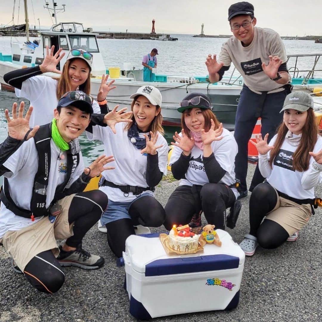 渕上万莉 さんのインスタグラム写真 - (渕上万莉 Instagram)「BABABABA爆釣fishing‼️ 最終回見てくれたかな🥹🙏🏽❓  昨日公式YouTubeでもアップされたので私も見ました😆❣️  大阪府淡輪漁港の#サウス さんにお世話になり、ノマセで青物、鬼アジ狙いに行ってきました🐟🙌🏽❗️  そしてそれを船上で 『釣って捌いてクッキング♪』 私が大好きなコーナーにつり具のブンブンから白川姉さんと、相方にっしゃんがゲストで来てくれました🐒😆🫶🏾🌴  釣れたてハマチで #カルパッチョ を作ってみんなで食べたよー✨  撮影の裏側でブンブンメンバーはこっそりお寿司🍣作ってくれててそれもめちゃくちゃ美味しかった🥹❤️  やっぱり仲間たちと楽しく釣りして そのお魚の命を美味しくいただけるってめちゃくちゃ幸せな事だね✨  この番組は 2年前の2021年9月から撮影スタートしました📺  私にとっては初めての地上波レギュラー番組で嬉しい反面、【リポーター】とういう立場にプレッシャーも感じながら引き受けました🫣💦 カワちゃんやさぁやちゃんみたいに上手く話せないし🎤セリフは棒読み😂📝  釣りも全然上手くはない上持ってないタイプやからここぞと言う時釣れないし、協力メーカーさんにも申し訳ないなぁ…ってずっと思ってた🥲  それでも 撮影スタッフさん達は 『フッチーは楽しそうにいつものリアクションしてくれる事が役目やから❗️』 って言って見守ってくれていたので 毎回撮影を楽しむ事ができました🥹✨  そして、番組最終回を迎え、 いつものプレゼントキャンペーン応募コーナーに何百件も番組宛に視聴者さんからのメッセージをいただきました‼️✨  その内容を昨日スタッフさんから送って頂き、全て読ませていただきました🥹✨  ご家族から 『いつも家族で釣りに行って、釣れた時はBABABABA爆釣‼️っと言ってます』  看護師さんから 『私が担当している病棟では釣り好きの方が多く、毎週みんなで放送を楽しみにしていました。』  など… 誰かと一緒に楽しみに見てくれた事が嬉しい🥲✨  『フッチーの料理コーナーが好きでした』 というご意見もたくさんいただき本当に嬉しかった🥹  いつも料理撮影の前は 事前に色んなレシピを書き出して家で試作して、キッチンスタジオを借りてもらってカメラの前で説明する🎥  釣りの撮影日以上に緊張してました😂（笑）💦  それでも私が1番伝えたい事は 『釣って食べるまでが釣りの楽しさ』 だったので、たくさん感想をいただけたことに感動しました🥹✨✨  皆さまの言葉は今後の活力にもなり宝物です✨✨  番組スポンサー様、制作スタッフの皆さま、視聴者の皆様、そして共演したさぁやちゃん、カワちゃん、他アングラー様、本当にありがとうございました☺️❣️  でも1番は釣れてくれたお魚に感謝かな🥹✨✨🎣  番組は終わってしまったけど YouTubeで過去の動画はみれますので 是非振り返って見てみてね🥰🙏🏽  今後も私は変わらぬ頻度で釣りに行きます😚（笑）  その分プライベート釣行も増えるので🎣👭  今後もこのインスタ投稿や自身のYouTubeでずっと動画や写真を通して『釣りの楽しさ』を発信していけたらいいなと思います✨  いつかまた このBABABABAメンバーで 一緒に釣り出来ますように😆🙏🏽✨✨  #ノマセ釣り #ブリ #ハマチ #鬼アジ  #加太 #紀北 #つり具のブンブン  #にっしゃん #フッチー #渕上万莉 #babababa爆釣fishing  #最終回 #今までありがとう  #釣り  #釣りすきな人と繋がりたい」10月6日 22時00分 - mari_fuchigami