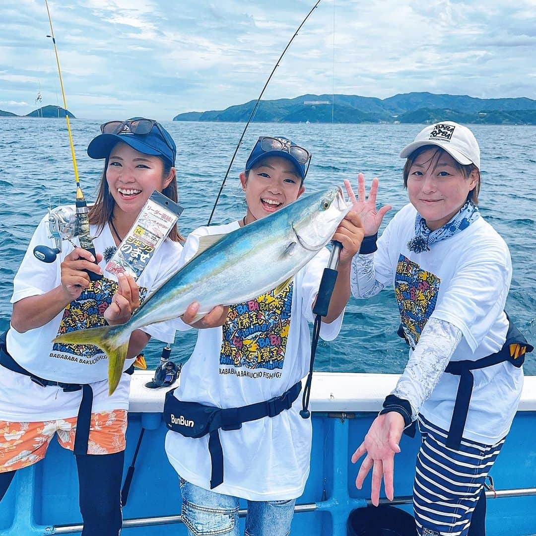 渕上万莉 のインスタグラム：「BABABABA爆釣fishing‼️ 最終回見てくれたかな🥹🙏🏽❓  昨日公式YouTubeでもアップされたので私も見ました😆❣️  大阪府淡輪漁港の#サウス さんにお世話になり、ノマセで青物、鬼アジ狙いに行ってきました🐟🙌🏽❗️  そしてそれを船上で 『釣って捌いてクッキング♪』 私が大好きなコーナーにつり具のブンブンから白川姉さんと、相方にっしゃんがゲストで来てくれました🐒😆🫶🏾🌴  釣れたてハマチで #カルパッチョ を作ってみんなで食べたよー✨  撮影の裏側でブンブンメンバーはこっそりお寿司🍣作ってくれててそれもめちゃくちゃ美味しかった🥹❤️  やっぱり仲間たちと楽しく釣りして そのお魚の命を美味しくいただけるってめちゃくちゃ幸せな事だね✨  この番組は 2年前の2021年9月から撮影スタートしました📺  私にとっては初めての地上波レギュラー番組で嬉しい反面、【リポーター】とういう立場にプレッシャーも感じながら引き受けました🫣💦 カワちゃんやさぁやちゃんみたいに上手く話せないし🎤セリフは棒読み😂📝  釣りも全然上手くはない上持ってないタイプやからここぞと言う時釣れないし、協力メーカーさんにも申し訳ないなぁ…ってずっと思ってた🥲  それでも 撮影スタッフさん達は 『フッチーは楽しそうにいつものリアクションしてくれる事が役目やから❗️』 って言って見守ってくれていたので 毎回撮影を楽しむ事ができました🥹✨  そして、番組最終回を迎え、 いつものプレゼントキャンペーン応募コーナーに何百件も番組宛に視聴者さんからのメッセージをいただきました‼️✨  その内容を昨日スタッフさんから送って頂き、全て読ませていただきました🥹✨  ご家族から 『いつも家族で釣りに行って、釣れた時はBABABABA爆釣‼️っと言ってます』  看護師さんから 『私が担当している病棟では釣り好きの方が多く、毎週みんなで放送を楽しみにしていました。』  など… 誰かと一緒に楽しみに見てくれた事が嬉しい🥲✨  『フッチーの料理コーナーが好きでした』 というご意見もたくさんいただき本当に嬉しかった🥹  いつも料理撮影の前は 事前に色んなレシピを書き出して家で試作して、キッチンスタジオを借りてもらってカメラの前で説明する🎥  釣りの撮影日以上に緊張してました😂（笑）💦  それでも私が1番伝えたい事は 『釣って食べるまでが釣りの楽しさ』 だったので、たくさん感想をいただけたことに感動しました🥹✨✨  皆さまの言葉は今後の活力にもなり宝物です✨✨  番組スポンサー様、制作スタッフの皆さま、視聴者の皆様、そして共演したさぁやちゃん、カワちゃん、他アングラー様、本当にありがとうございました☺️❣️  でも1番は釣れてくれたお魚に感謝かな🥹✨✨🎣  番組は終わってしまったけど YouTubeで過去の動画はみれますので 是非振り返って見てみてね🥰🙏🏽  今後も私は変わらぬ頻度で釣りに行きます😚（笑）  その分プライベート釣行も増えるので🎣👭  今後もこのインスタ投稿や自身のYouTubeでずっと動画や写真を通して『釣りの楽しさ』を発信していけたらいいなと思います✨  いつかまた このBABABABAメンバーで 一緒に釣り出来ますように😆🙏🏽✨✨  #ノマセ釣り #ブリ #ハマチ #鬼アジ  #加太 #紀北 #つり具のブンブン  #にっしゃん #フッチー #渕上万莉 #babababa爆釣fishing  #最終回 #今までありがとう  #釣り  #釣りすきな人と繋がりたい」