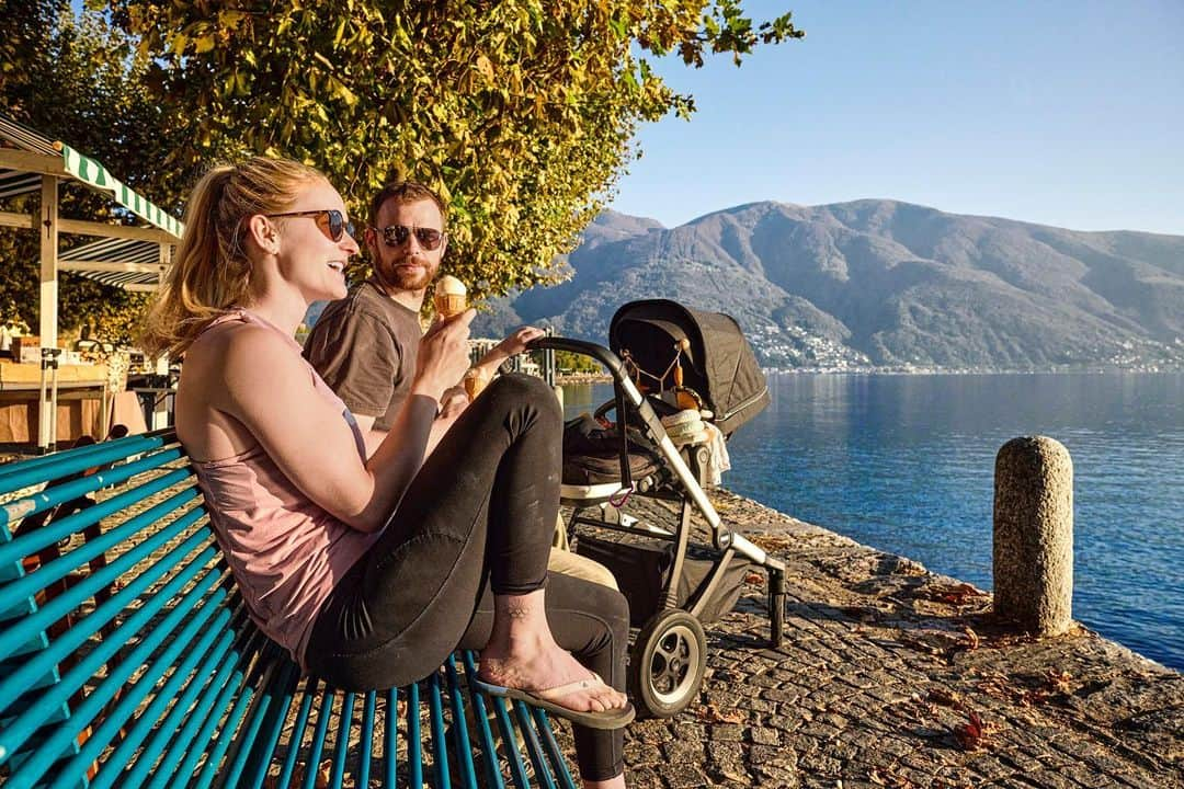 シャウナ・コックジーさんのインスタグラム写真 - (シャウナ・コックジーInstagram)「Welcome to Ticino—one of the most diverse areas for climbing and bouldering in the world. British Olympic climber @shaunacoxsey has been going to the Italian-speaking region in Switzerland for so many years that she claims it as her own (but she’s willing to share 😉).   There are endless activities for non-climbers, too! Stand-up paddleboarding in Lake Maggiore, hiking through the Swiss Alps, and finishing off the day with some delicious ice cream.   Pro tip: Ticino is even better with company. For Shauna, the Mediterranean paradise isn’t special for its natural wonders alone, but it was also the first family trip abroad spent with her husband and daughter.   Grab your chalk bag and read more on Shauna’s go-to Ticino spots at the link in bio. 🧗‍♀️  🖊️: Simon Schreyer 📸: Stefan Kuerzi  _______________________________  Willkommen im Tessin - einem der vielfältigsten Kletter- und Bouldergebiete der Welt. Die britische Olympia-Kletterin @shaunacoxsey fährt seit so vielen Jahren in die italienischsprachige Region in der Schweiz, dass sie sie für sich beansprucht (aber sie ist bereit, zu teilen 😉 ).   Auch für Nicht-Bergsteiger gibt es unzählige Aktivitäten! Stand-up-Paddling auf dem Lago Maggiore, Wanderungen durch die Alpen und ein leckeres Eis zum Abschluss des Tages.   Schnapp dir deinen Chalkbag und entdecke Shaunas Lieblingsorte im Tessin unter #linkinbio. 🧗‍♀️」10月6日 22時00分 - shaunacoxsey