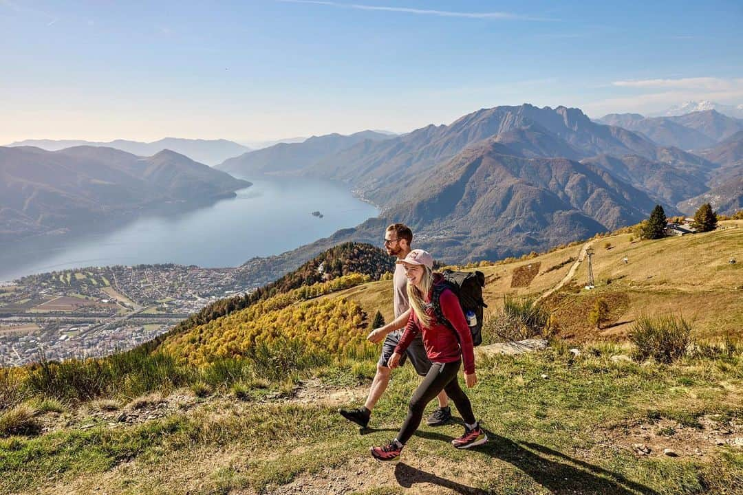 シャウナ・コックジーさんのインスタグラム写真 - (シャウナ・コックジーInstagram)「Welcome to Ticino—one of the most diverse areas for climbing and bouldering in the world. British Olympic climber @shaunacoxsey has been going to the Italian-speaking region in Switzerland for so many years that she claims it as her own (but she’s willing to share 😉).   There are endless activities for non-climbers, too! Stand-up paddleboarding in Lake Maggiore, hiking through the Swiss Alps, and finishing off the day with some delicious ice cream.   Pro tip: Ticino is even better with company. For Shauna, the Mediterranean paradise isn’t special for its natural wonders alone, but it was also the first family trip abroad spent with her husband and daughter.   Grab your chalk bag and read more on Shauna’s go-to Ticino spots at the link in bio. 🧗‍♀️  🖊️: Simon Schreyer 📸: Stefan Kuerzi  _______________________________  Willkommen im Tessin - einem der vielfältigsten Kletter- und Bouldergebiete der Welt. Die britische Olympia-Kletterin @shaunacoxsey fährt seit so vielen Jahren in die italienischsprachige Region in der Schweiz, dass sie sie für sich beansprucht (aber sie ist bereit, zu teilen 😉 ).   Auch für Nicht-Bergsteiger gibt es unzählige Aktivitäten! Stand-up-Paddling auf dem Lago Maggiore, Wanderungen durch die Alpen und ein leckeres Eis zum Abschluss des Tages.   Schnapp dir deinen Chalkbag und entdecke Shaunas Lieblingsorte im Tessin unter #linkinbio. 🧗‍♀️」10月6日 22時00分 - shaunacoxsey