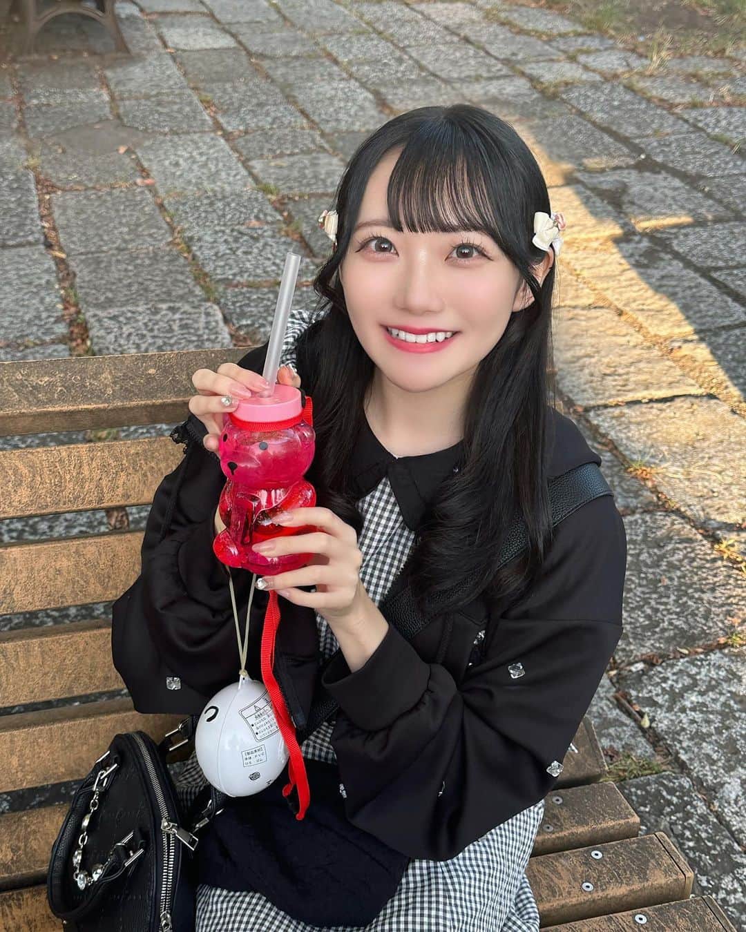 のインスタグラム：「くまちゃんいちごソーダ飲んだの❣🍓🫧  他にはシークワーサージュースとホタテちゃんと鮎の塩焼きちゃん（ずーっと夢だった！！！🥹）とかも食べたの！！うれしかった〜🐚🍊  お友達と3人ハートをしたよ〜🥹🫶🏻🫶🏻🫶🏻」