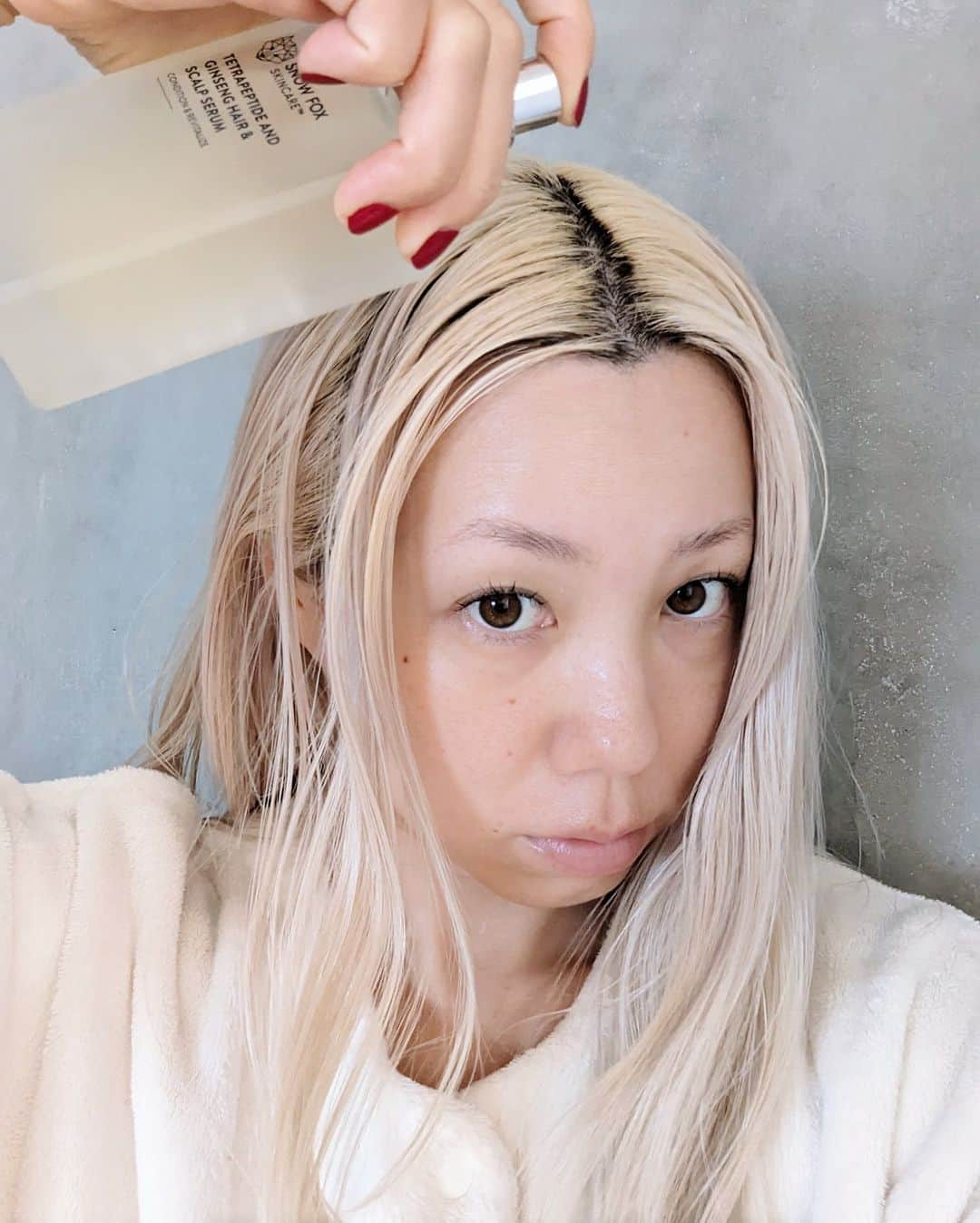 佐々木茜さんのインスタグラム写真 - (佐々木茜Instagram)「. . ハイトーンでハイダメージ(すぎる)ヘアなので ナマケモノ🦥ながらもヘアケアには まぁまぁ気を配っています。  そんな🦥ですが、大好きな🦊さん @snowfoxskincarejapan の ヘアセラムがとても良かったのでご紹介です🦊  なんとヘアケアと頭皮ケアがこれ1本で！ セラム(美容液)、というだけあってオイルとは違い みずみずしいテクスチャー。 フケにも対応できるカフェインや 毛髪環境をサポートをしてくれる高麗人参など配合で なんだかとっても美味しそう。☕️🥕 (4枚目の動画わかりやすいかな、 そしてこの瓶のデザインがとても好きです)  乾いた状態の頭皮にスプレーすることで頭皮ケアを、 乾いた髪に直接1～2回スプレーして ブラッシングすることでヘアケアが叶います。 ミストタイプというのが、 珍しいうえにどちらのケアもしやすくて💯  ほんのり優しく、 シトラスのようなフローラルのような香りもして、 他のヘアケアアイテムと重ねてもけんかしません。  ジムの後時間がなくてシャワー浴びれない時に、 頭皮に数プッシュして頭揉むとすごく気分爽快です、 おすすめ🦊  そして更におすすめなのがスキンケアからの流れで ブラシと共にヘアケアもすること🦊(6-8枚目の流れ)  ヘアセラム発売記念で、 "頭皮とお肌を同時にお得にケアできるスペシャルセット"が数量限定で発売されています🦊❄️ (2-5枚目、BOXのブロンズのふちどりと リボンがなんとも素敵！)  プレミアム スカルプ カッサ ヘアブラシ、 ブライトニング セラム、 ブースター ボール、 SAKE マスク・・と、 過去に何度もその素晴らしさについてご紹介している アイテムたちが集まったまさにスペシャルなセット🦊  マスクを取って頬のもっちりさにニヤニヤしながら、 頭皮と髪に数プッシュしてポンポンしたり ブラッシングしたり。ついでに肩もぽんぽん。  "その後メイクしたりヘアアレンジするのが 楽しくなりすぎるセット" と呼んでもいいかもしれません！🦊  ブラシが気に入りすぎて 友人にギフトする時は マスクとセットで贈ることが多かったのですが、 これからはセラムと一緒でもいいかも🎁 (今買うなら上のセットがいいですが。 だってあまりにもお得すぎる！)  小さなお手て🖐️でブラッシングしてくれたのが 可愛すぎてのせてしまいました、(9-10枚目) へへへ👦🦊🤍  #スノーフォックススキンケア #snowfoxskincarejapan #PR」10月6日 22時11分 - akane_madder2