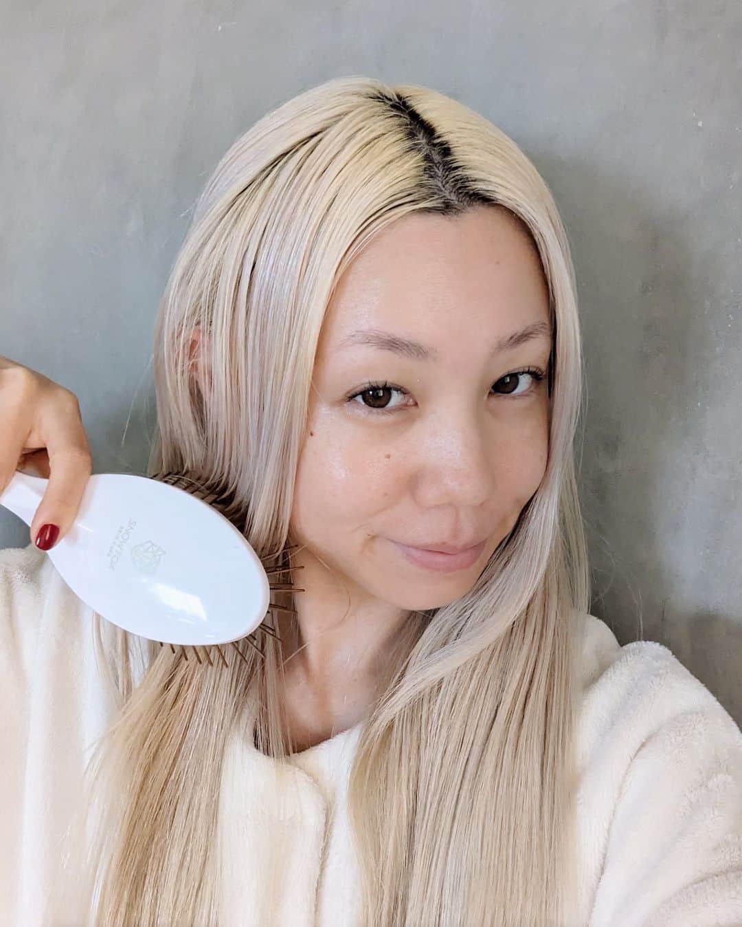 佐々木茜さんのインスタグラム写真 - (佐々木茜Instagram)「. . ハイトーンでハイダメージ(すぎる)ヘアなので ナマケモノ🦥ながらもヘアケアには まぁまぁ気を配っています。  そんな🦥ですが、大好きな🦊さん @snowfoxskincarejapan の ヘアセラムがとても良かったのでご紹介です🦊  なんとヘアケアと頭皮ケアがこれ1本で！ セラム(美容液)、というだけあってオイルとは違い みずみずしいテクスチャー。 フケにも対応できるカフェインや 毛髪環境をサポートをしてくれる高麗人参など配合で なんだかとっても美味しそう。☕️🥕 (4枚目の動画わかりやすいかな、 そしてこの瓶のデザインがとても好きです)  乾いた状態の頭皮にスプレーすることで頭皮ケアを、 乾いた髪に直接1～2回スプレーして ブラッシングすることでヘアケアが叶います。 ミストタイプというのが、 珍しいうえにどちらのケアもしやすくて💯  ほんのり優しく、 シトラスのようなフローラルのような香りもして、 他のヘアケアアイテムと重ねてもけんかしません。  ジムの後時間がなくてシャワー浴びれない時に、 頭皮に数プッシュして頭揉むとすごく気分爽快です、 おすすめ🦊  そして更におすすめなのがスキンケアからの流れで ブラシと共にヘアケアもすること🦊(6-8枚目の流れ)  ヘアセラム発売記念で、 "頭皮とお肌を同時にお得にケアできるスペシャルセット"が数量限定で発売されています🦊❄️ (2-5枚目、BOXのブロンズのふちどりと リボンがなんとも素敵！)  プレミアム スカルプ カッサ ヘアブラシ、 ブライトニング セラム、 ブースター ボール、 SAKE マスク・・と、 過去に何度もその素晴らしさについてご紹介している アイテムたちが集まったまさにスペシャルなセット🦊  マスクを取って頬のもっちりさにニヤニヤしながら、 頭皮と髪に数プッシュしてポンポンしたり ブラッシングしたり。ついでに肩もぽんぽん。  "その後メイクしたりヘアアレンジするのが 楽しくなりすぎるセット" と呼んでもいいかもしれません！🦊  ブラシが気に入りすぎて 友人にギフトする時は マスクとセットで贈ることが多かったのですが、 これからはセラムと一緒でもいいかも🎁 (今買うなら上のセットがいいですが。 だってあまりにもお得すぎる！)  小さなお手て🖐️でブラッシングしてくれたのが 可愛すぎてのせてしまいました、(9-10枚目) へへへ👦🦊🤍  #スノーフォックススキンケア #snowfoxskincarejapan #PR」10月6日 22時11分 - akane_madder2