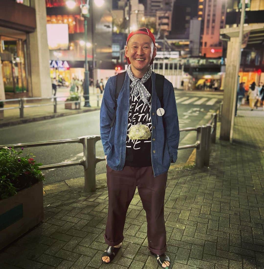 市川刺身さんのインスタグラム写真 - (市川刺身Instagram)「今日の服装。 渋谷でカゲヤマさんとのツーマンライブの日。  あらかじめ決められた恋人たちへのTシャツにデニムの羽織にNINGEN OKのバッヂをつけて。 高校ぐらいから履いてるディッキーズのズボン。 ヤンマーの赤帽子に黒の便所サンダル金のがま口と手ぬぐいでmont-bellのメッシュリュック。  大好きな先輩のカゲヤマさんとのツーマンライブライブでした。 新ネタ2本やりました。 とても楽しかったです。 カゲヤマさんのキングオブコント楽しみです。 帰りがけの渋谷で撮りました。 明日は早起き頑張ってこう。 カゲヤマさんありがとうございます。  #今日着た服 #ファッション #古着 #カゲヤマ #ナイスタッグ」10月6日 22時11分 - soitsudoitsu