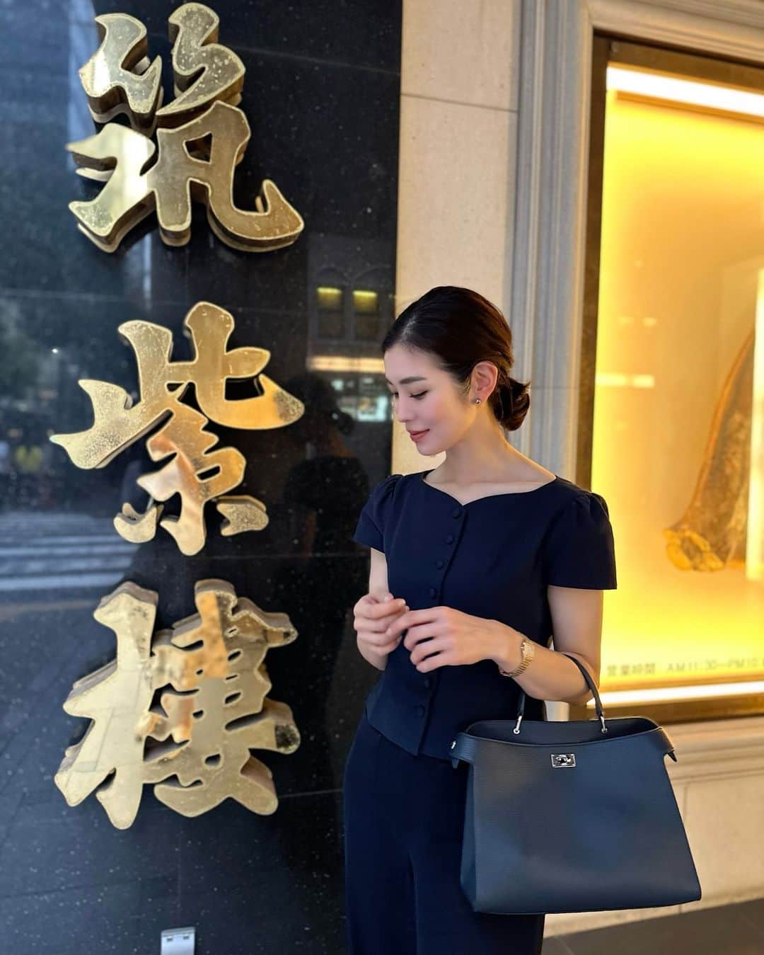 川人未帆のインスタグラム：「・ 撮影終わりにみんなで遅めのランチ✨ 満場一致で筑紫楼へ！ フカヒレ煮込みそば一択です。 銀座店は通しで営業してるので、 撮影終わりの中途半端な時間でも行けるから嬉しい☺️ 朝から何も食べてなかったので、しみる。。。🥹  去年のペプラムトップスのペプラムをはずして太めのパンツと合わせたコーデ、スタッフがしてて可愛かったので真似っこ🖤」
