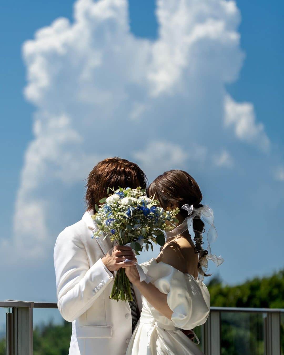 ザ・サーフ オーシャンテラスのインスタグラム：「空と海に包まれて...  自然に心を委ねて 大切な方々と過ごした幸せの記憶は おふたりにとって一生の思い出となりました  @thesurf_oceanterrace  #プレ花嫁 #結婚式準備 #花嫁 #日本中のプレ花嫁さんと繋がりたい  #全国のプレ花嫁さんと繋がりたい #花嫁準備 #ウエディングレポート #卒花レポート #海が見える結婚式場  #ディアーズウエディング#ふたりの未来を探す旅 #dearswedding #THESURFOCEANTERRACE #サーフ花嫁」