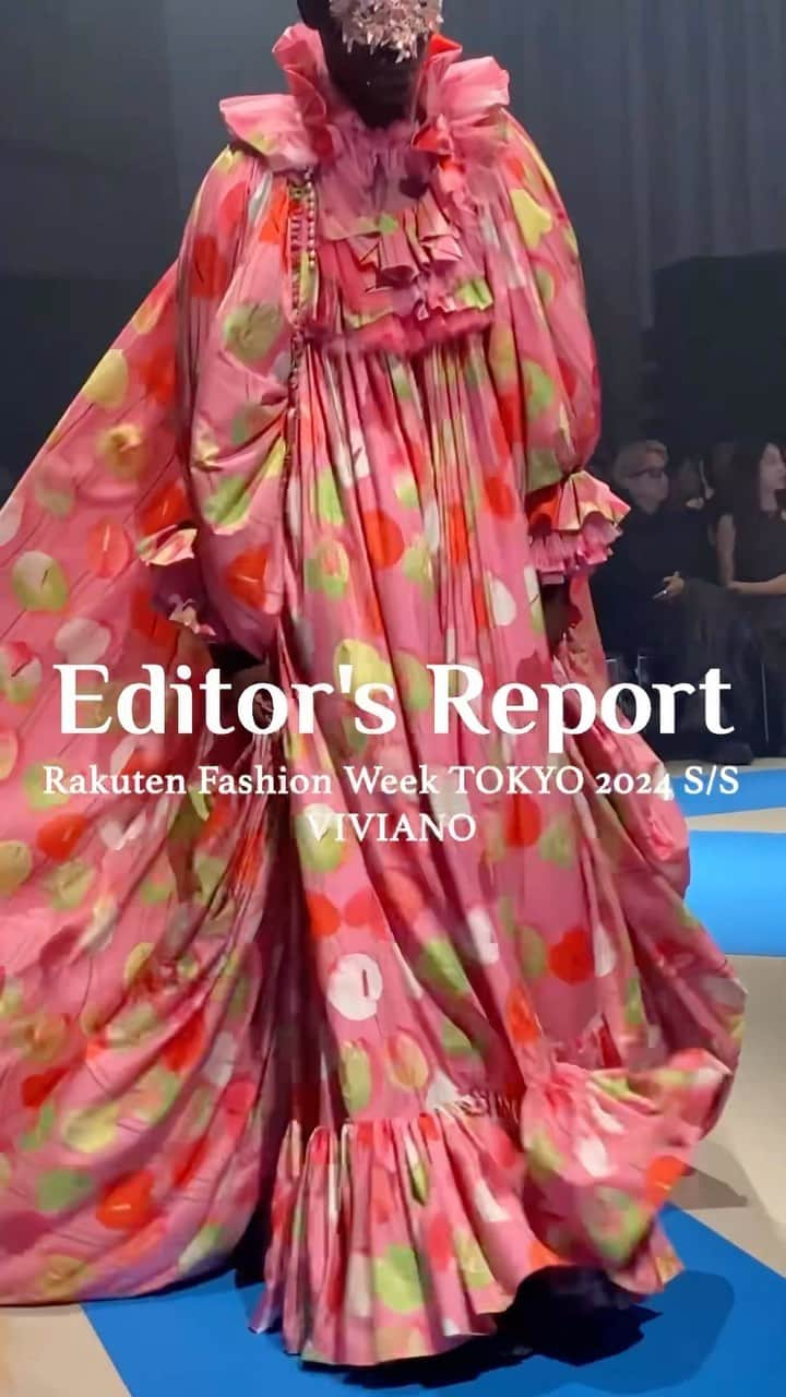 Perkmagazineのインスタグラム：「Editor's Report！ Rakuten Fashion Week TOKYO 2024 S/S ラッフルやチュールを用いたデコラティブなスタイルが印象的な〈VIVIANO〉。今回のショーはフランスのミュージカル映画『ロシュフォールの恋人たち』をインスピレーション源とし、青や黄色、ピンクといった色とりどりのルックがランウェイを彩った。 @vivianostudio . リンクから記事をチェック📝 @perkmagazine   PERK magazine https://perk-magazine.com . #perk #perkmagazine #RakutenFashionWeekTokyo  #RakutenFWT  #fashionweek  #VIVIANO #ファッションウィーク @rakuten_official @rakutenfashion @rakutenfwt」