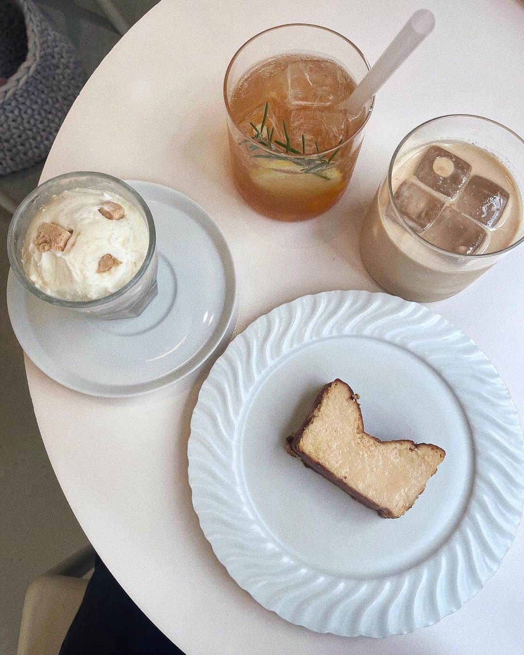 桃咲まゆのインスタグラム：「_  福岡着いて、練習前に 駆け込み💨カフェタイム。♡  おーばちゃんはいつも おいしいものを教えてくれる 🥰  可愛い店内、 美味しいケーキにコーヒー… 😮‍💨🤍  超短時間だったけど 幸せなひとときでした 👐🏻 おーばちゃんありがとう！」
