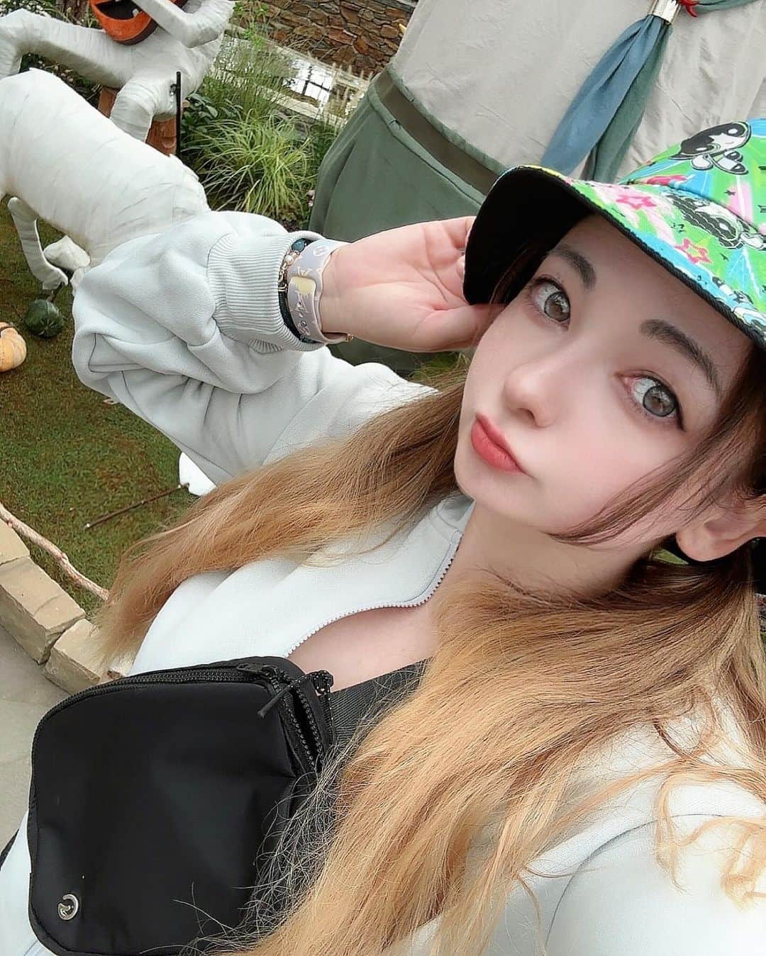 ミシェリマリコのインスタグラム：「最近はスポーティ✨  SHEIN @shein_japan @sheinofficial のポーチが使いやすい！  洋服だけじゃなくてスポーツ器具とかも売ってて、最近ダイエットしようと思いまして🥺 色々入手！！ この日はとりあえず散歩から♪  もうすぐハロウィン👻🎃 	 🔻商品番号🔻 この番号で🔎から検索すると商品がすぐ出てくるよ♪  ポーチ→ 18374221  クーポンコード：SNC6006 割引率：お買い上げ金額1～5,999円まではセール価格より15%OFF、6,000円以上は20%OFFが適用‼️ 利用期限：公開日〜  PR#SHEIN#SHEINforAll#SHEINpartner#ad  #モノトーン #モノトーンコーデ #ワンピースコーデ #秋 #秋コーデ #シーンコーデ #ポーチコーデ #スポーティ #散歩コーデ #大人 #大人女子 #大人コーデ #」