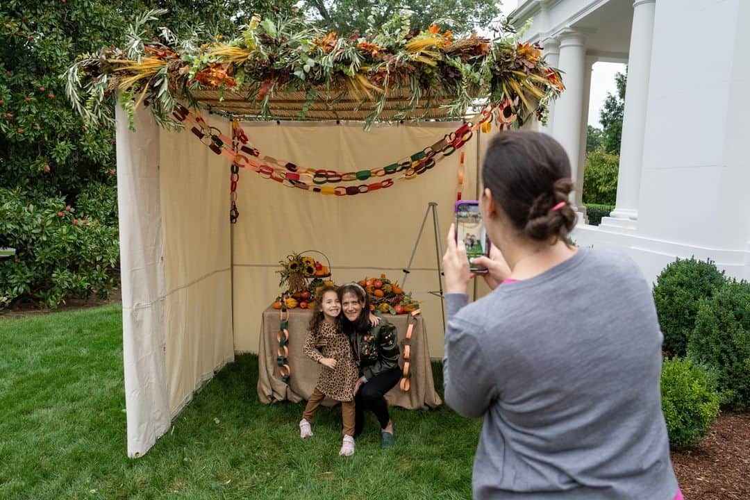 The White Houseさんのインスタグラム写真 - (The White HouseInstagram)「In celebration of Sukkot, children and families visited the White House to decorate the official White House Sukkah. To all those celebrating, Chag Sukkot Sameach!」10月6日 22時20分 - whitehouse