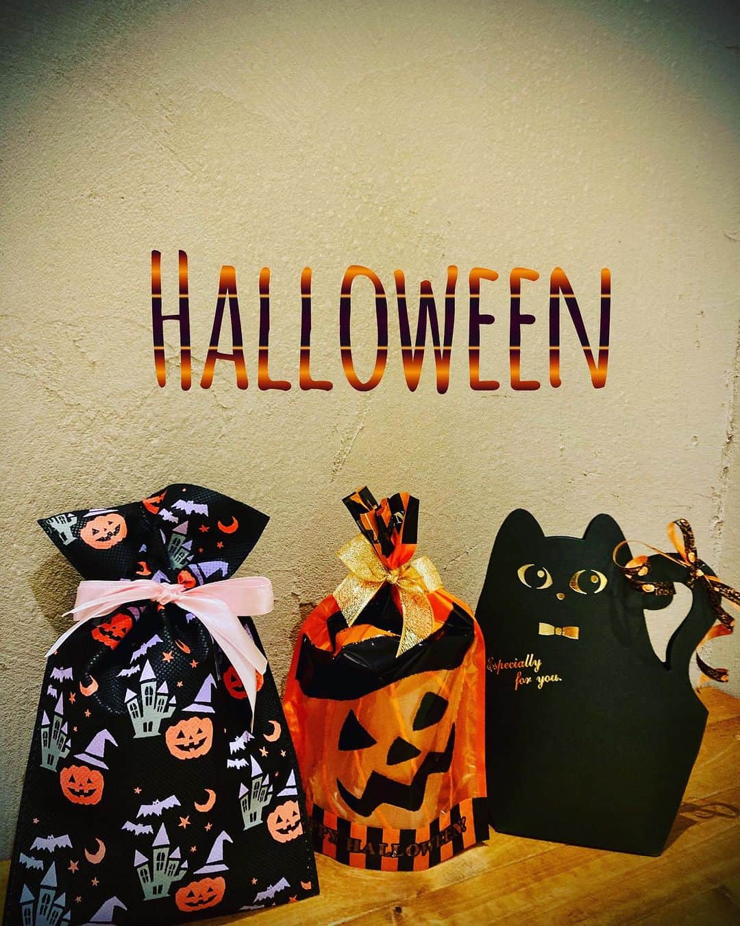 The Bakeのインスタグラム：「この時期のプチギフトには ハロウィン感があるのがかわいいですね🎃🧡 この他にも9日からフィナンシェ、マドレーヌなどがハロウィン仕様の袋に変わります！ 選んだ焼菓子をこのギフトラッピングで是非ご活用ください🧡  #halloween #halloweengift #ハロウィン #ハロウィンギフト #jackolantern #pumpkin #thebake #shibuya #tokyo」