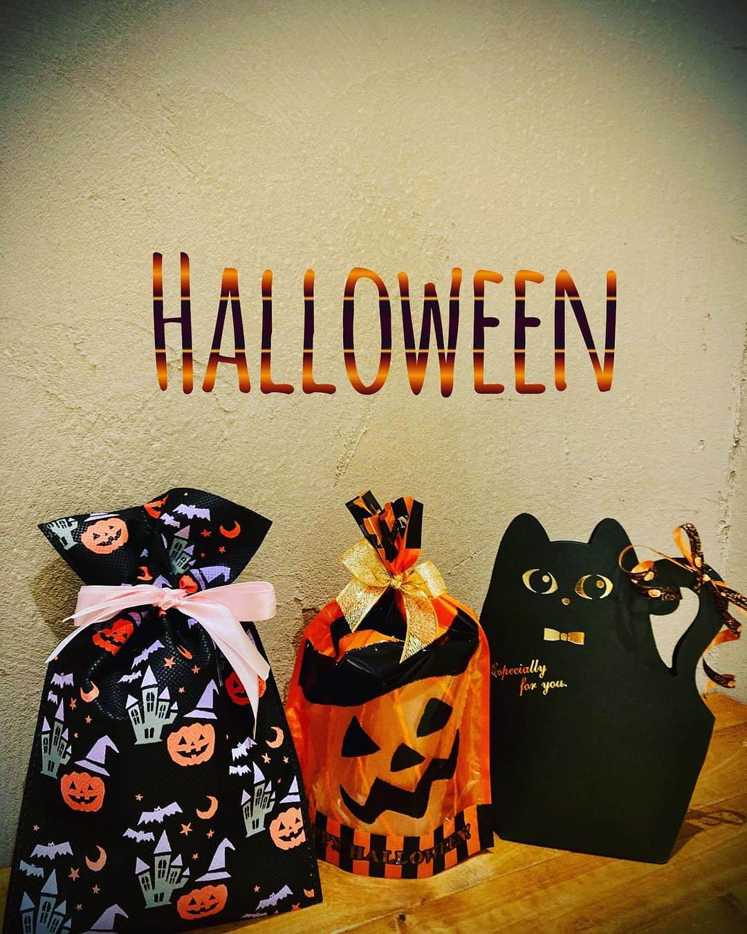 The Bakeさんのインスタグラム写真 - (The BakeInstagram)「この時期のプチギフトには ハロウィン感があるのがかわいいですね🎃🧡 この他にも9日からフィナンシェ、マドレーヌなどがハロウィン仕様の袋に変わります！ 選んだ焼菓子をこのギフトラッピングで是非ご活用ください🧡  #halloween #halloweengift #ハロウィン #ハロウィンギフト #jackolantern #pumpkin #thebake #shibuya #tokyo」10月6日 22時20分 - the_bake1121