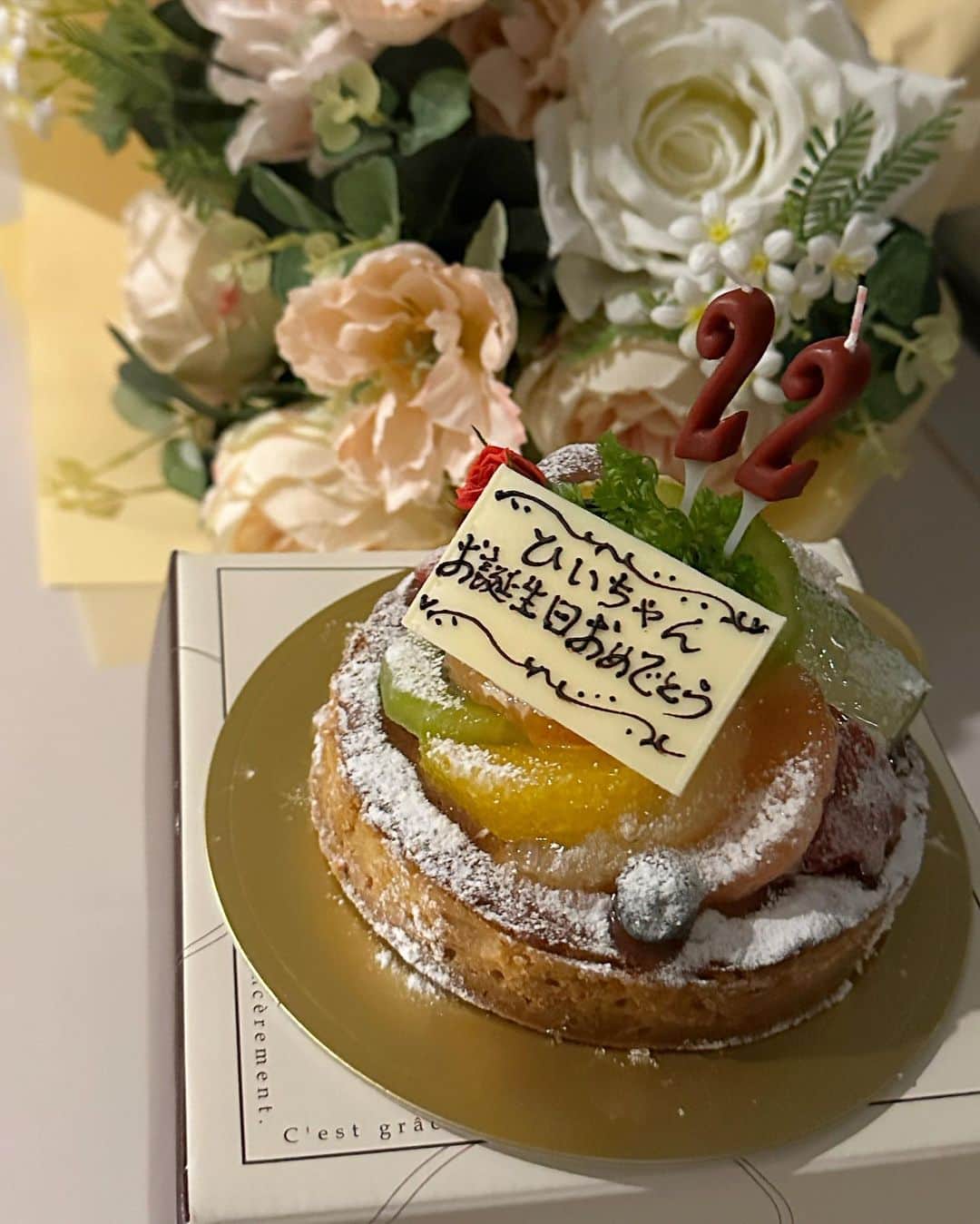 本田仁美さんのインスタグラム写真 - (本田仁美Instagram)「.  22歳になりました☺︎ たくさんのお祝い心からありがとうございます。  今日から始まる新しい1年は "自分のなりたい自分になれるように何事も挑戦していく年" にしたいです！  これからもよろしくお願いします☺︎  생일 많이 축하해주셔서 감사합니다! 이렇게 매년 이날에 많은 분들께 사랑과 축하를 받을 수 있어서  정말 행복합니다ㅜ 언제나 제 편에 있어주고 빛이 되어줘서 감사해요. 오늘부터 시작하는 한 해는 더 더 멋지고 빛나는 모습을  보여드릴께용☺︎  超级感谢大家祝贺我的生日! 因为大家，我一直很幸福。 希望早点见到大家… 我爱你们☺︎  Thank you for the birthday wishes! Thanks to all of you. You always make my birthday be the happiest moment every year.  I will show myself being more shining in the future!☺︎」10月6日 22時14分 - 10_hitomi_06