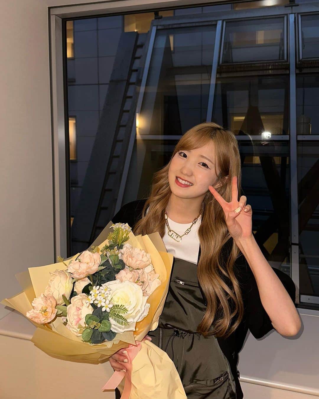 のインスタグラム：「.  22歳になりました☺︎ たくさんのお祝い心からありがとうございます。  今日から始まる新しい1年は "自分のなりたい自分になれるように何事も挑戦していく年" にしたいです！  これからもよろしくお願いします☺︎  생일 많이 축하해주셔서 감사합니다! 이렇게 매년 이날에 많은 분들께 사랑과 축하를 받을 수 있어서  정말 행복합니다ㅜ 언제나 제 편에 있어주고 빛이 되어줘서 감사해요. 오늘부터 시작하는 한 해는 더 더 멋지고 빛나는 모습을  보여드릴께용☺︎  超级感谢大家祝贺我的生日! 因为大家，我一直很幸福。 希望早点见到大家… 我爱你们☺︎  Thank you for the birthday wishes! Thanks to all of you. You always make my birthday be the happiest moment every year.  I will show myself being more shining in the future!☺︎」