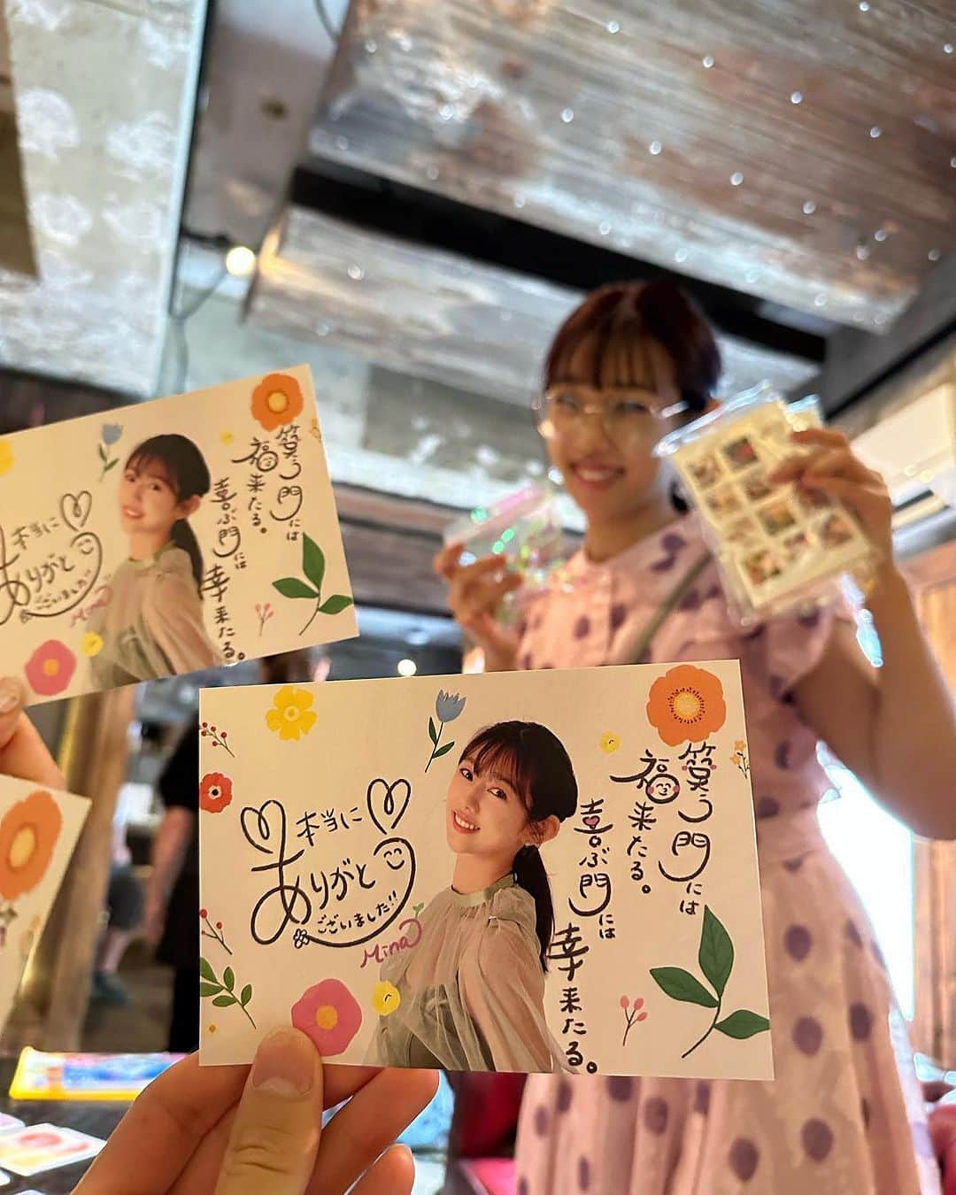 堀江聖夏さんのインスタグラム写真 - (堀江聖夏Instagram)「⌇卓上カレンダー完売しました ✺  ⁡ ご報告が遅くなってしまったのですが 7月に初めて発売しました 卓上カレンダーが完売しました😭✨ ⁡ 昔からお世話になっている方や お友達の方も含めて、 本当にありがとうございました𓂃 久しぶりに会えて嬉しかったよ〜〜 ⁡ 感謝を込めて🧚🏼‍♂️♡ ⁡ 今後は、オフィシャルサイトにて グッズ販売と、産まれたばかりの子どもたちへの 命名書もお書きしていきます👶🏻🎨 ⁡ 似顔絵はいつでも大丈夫だよ✌️ ⁡ _______________________________ #卓上カレンダー #ありがとう  #感謝を込めて #似顔絵描きます ♡」10月6日 22時28分 - mina_horie