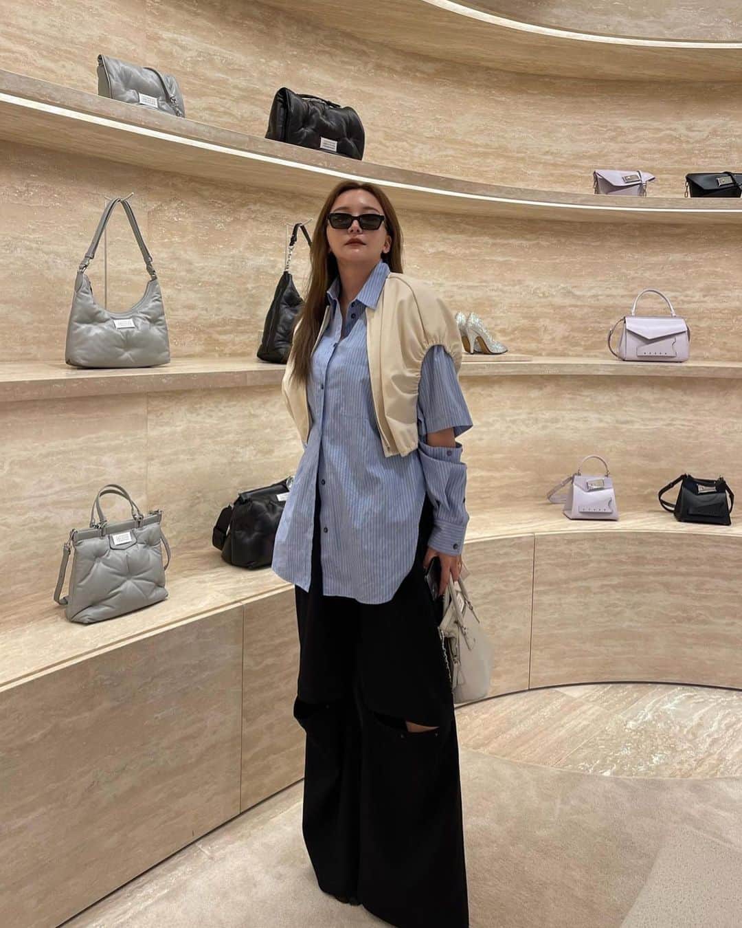 のインスタグラム：「shopping day.🖤」