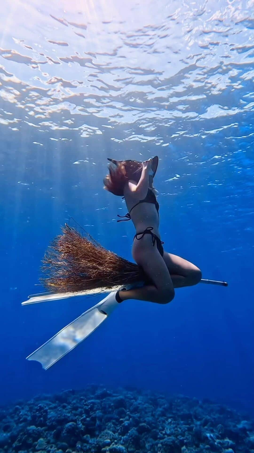 ToyoMaruのインスタグラム：「『癒し』をお届け🧜‍♀️🌺🫧  「控えめに言って、最高✨✨」  美しい✨✨🧜‍♀️🫧  @leaderfins.jp  @goprojp  #gopro12   toyomaru tour⚓️  慶良間諸島・チービシ無人島🏝 那覇から船で約20分で到着🛥  ドローン撮影🚁 360度カメラ撮影 水中撮影🐟 映え撮影はお任せください😁  Positive Monster Ryukyu islands vibes🧜‍♀️🫧  皆さんと素敵な瞬間を共有できることを 楽しみにしてます🧜‍♀️🌺🫧  ◆◆◆2023とよまるツアー◆◆◆ ・無人島映えツアー🏝 ・スキンダイビングツアー ・1日1組限定🏖船チャーター海遊び⚓️ ・慶良間ダイビング🤿 ・ジェットスキーツーリング🌊 ・船上BBQ🍖…etc お気軽になんでもリクエストください😁  2023年2月〜3月 沖縄本島・那覇発🛥ホエールスイム🐳  2023年1月〜4月 与那国trip✈️ハンマーツアー🦈  2023年11月モルディブtrip✈️ 初の島ステイが実現🏖  開催します👏👏👏 それぞれ詳細お知らせします🤗 ご興味ある方📩DMください！ ご予約・お問い合わせお待ちしております ⚓️⚓️⚓️⚓️⚓️⚓️⚓️⚓️  #映え職人  #映えまる  #映えまる水産  #とよまるツアー  #toyomaru号  #okinawa  #skindiving  #gopro  #travel  #sea  #沖縄 #沖縄旅行 #旅行  #スキンダイビング  #無人島 #水着  #慶良間諸島 #ドローン  #インスタ映え  #網美景點 #沖繩 #沖繩旅遊  #潛水 #自由潛水  #leaderfins #タビジョ」