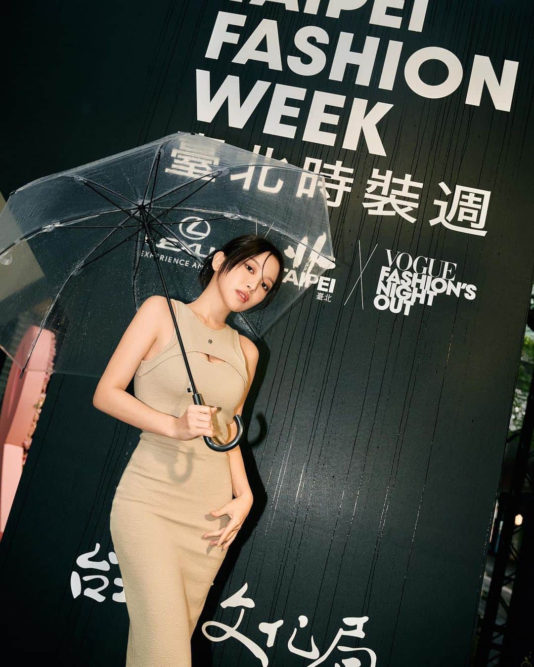 蔡瑞雪（Ruixue Tsai）さんのインスタグラム写真 - (蔡瑞雪（Ruixue Tsai）Instagram)「十月最期待的就是臺北時裝週～🕶️ 每年必逛的時裝週限定快閃店 到10/22都有唷🙌🏻  不只可以逛街、拍照📷 還有機會獲得由品牌提供的多項好禮！  推薦10/7-10/8 週末必來～ 有精彩的舞台表演、街拍活動，從早到晚都好玩，一起時髦登場 享受VOGUE FNO 時尚不夜城Ｘ白晝之夜的熱鬧氛圍❤️  #2023臺北時裝週 #TaipeiFashionWeek  #臺北時裝週xVOGUEFNO」10月6日 22時29分 - snowbabyq