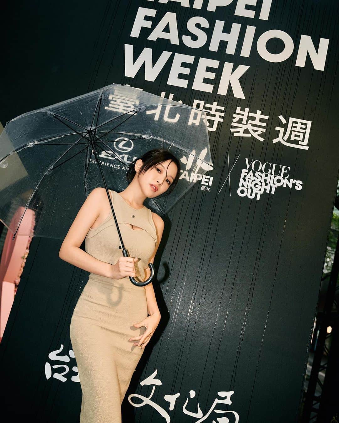 蔡瑞雪（Ruixue Tsai）のインスタグラム：「十月最期待的就是臺北時裝週～🕶️ 每年必逛的時裝週限定快閃店 到10/22都有唷🙌🏻  不只可以逛街、拍照📷 還有機會獲得由品牌提供的多項好禮！  推薦10/7-10/8 週末必來～ 有精彩的舞台表演、街拍活動，從早到晚都好玩，一起時髦登場 享受VOGUE FNO 時尚不夜城Ｘ白晝之夜的熱鬧氛圍❤️  #2023臺北時裝週 #TaipeiFashionWeek  #臺北時裝週xVOGUEFNO」
