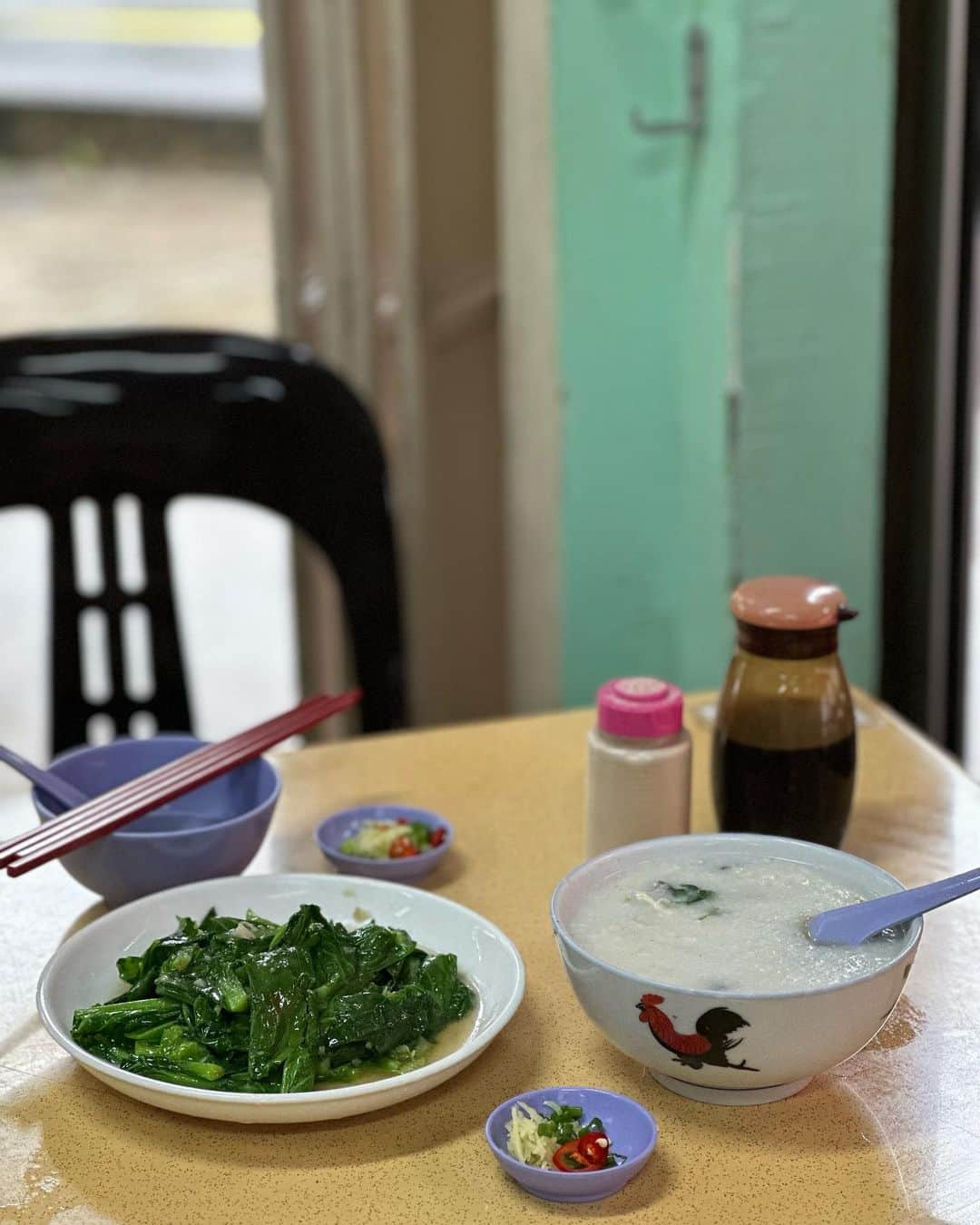 小堀紀代美のインスタグラム：「ちょっと振り返り8月のシンガポール🇸🇬 最終日の一コマ。 豆花が食べたくなってチョンバルマーケットに。でも、その前に近くでお粥を(Ah Chiang’s Porridge)  そしてまずは市場をぐるっと。列をなす人気のお店はなんだろう?と近づいてみたら、並んでいるおじさんに「これは食べないと、ここにしかないから、食べろ食べろ」な勢いに押されて注文してみた魚のフリットがのった麺。ニンニクとパクチーをのせて黒酢をかけるのがおすすめと言う。あんかけのようなとろみが絡む麺を「おいしい！」と食べたけど、、、、あとで知ったその魚は、サメ🦈でした！（看板の絵にあったね🦈サメのフリット初めて！ふわっと柔らかい白身魚という感じ）  海南チキンライスも、鴨も食べたかったけど、お腹はいっぱいで断念。ポヒアは食べ比べたいからもちろん食べて、ほの甘いたっぷりの豆花をスルッと飲むように完食して、朝ごはん終了となりました。（胃袋２つ） #cobo旅  #cobo旅singapore  #台湾で豆花食べたい」