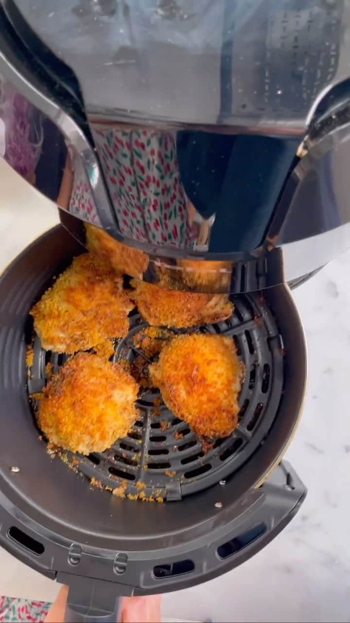 ジェイミー・オリヴァーのインスタグラム：「I know so many of you guys love an air fryer so me and my team have been working hard to come up with the most finger lickin’ crispy air fryer BBQ chicken with corn !! My mouth is watering just thinking about it ha ha !!! A great one for the weekend and trust me when I say your kids will go mad for it! Enjoy everyone big love link in my bio for this one and more delicious air fryer recipes x x x  #airfryer #weekendvibes #dinnerideas」