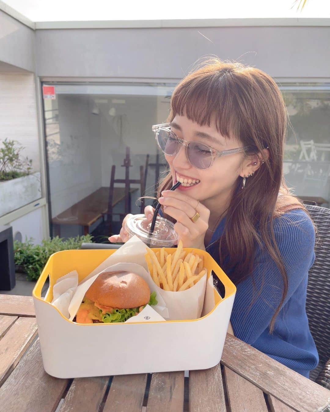 阿島ゆめのインスタグラム：「🌹 . . 夏の思い出振り返ろうの巻。 これからちょくちょく夏の振り返り投稿続きますっ . 永遠ハンバーガーを食べてた。 ついにはハンバーガーのTシャツ 買いました🫰🏻 お気に入りの青のサングラスは なんとUNIQLO🩵 . 自撮りを久々にしてみたんだけど 撮り方忘れてたからめっちゃ撮ったんだけどね ちゃんとした顔が盛れない盛れない。」