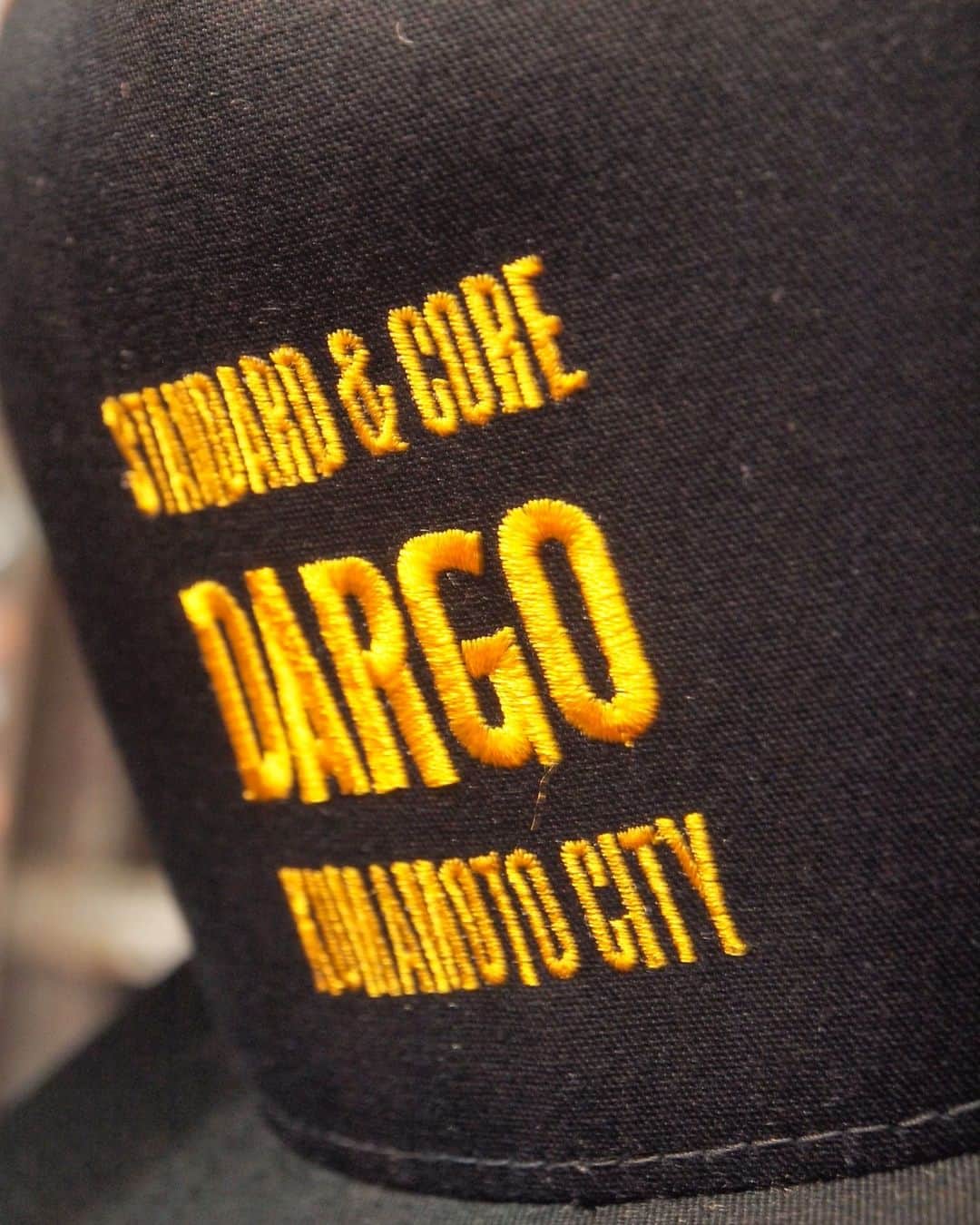 DARGO T-shirt &Sign Artさんのインスタグラム写真 - (DARGO T-shirt &Sign ArtInstagram)「NEW!! 　 数年ぶりにメッシュキャップが復活！ おそらく3年ぶり。 　 　 額に活版ロゴを刺繍しました。 　  ①コンセプト②ブランド名③地元の名称を記しているのですが、街の名前まで記す感じが僕が考えるアメカジっぽくて、とても気に入っています。 　 　 前回リリース時とは多少カラーリングをチェンジしていますが、今回もバッチリ仕上がっています！ 　 　 ブラック × ゴールドイエロー レッド × ホワイト 定番カラーですね。迷わず選べる安定の配色です。 　 　 そしてツートンカラーが仲間入り！ LAブルー × ホワイト サンディエゴブラウン × ホワイト 　 　 2023秋冬のDARGOスタイルに欠かせないヘッドウェアとなっています。 　 　 メッシュキャップとロングTee, フーディーからDARGO的アメカジスタイルをご提案させていただきます。 　 　 数が少ないのでお早目にチェックしてみてください。 　 　 発売は10/7(土) 12:00～ まずは実店舗にてどうぞ！ オンラインストア後日掲載です。 　 　　 【DARGO】 Trucker Mesh Cap color：BLACK, RED,  LA BLUE × WHITE, SD BROWN × WHITE size：FREE price：5500yen（in tax） 　 　 #dargojapan #dargo2023aw #kumamoto #kumamotocity #meshcap #headwear #アメカジ #メッシュキャップ #キャップ #帽子 #ダーゴ #熊本 #熊本市 #熊本tシャツ」10月6日 22時22分 - dargo_japan
