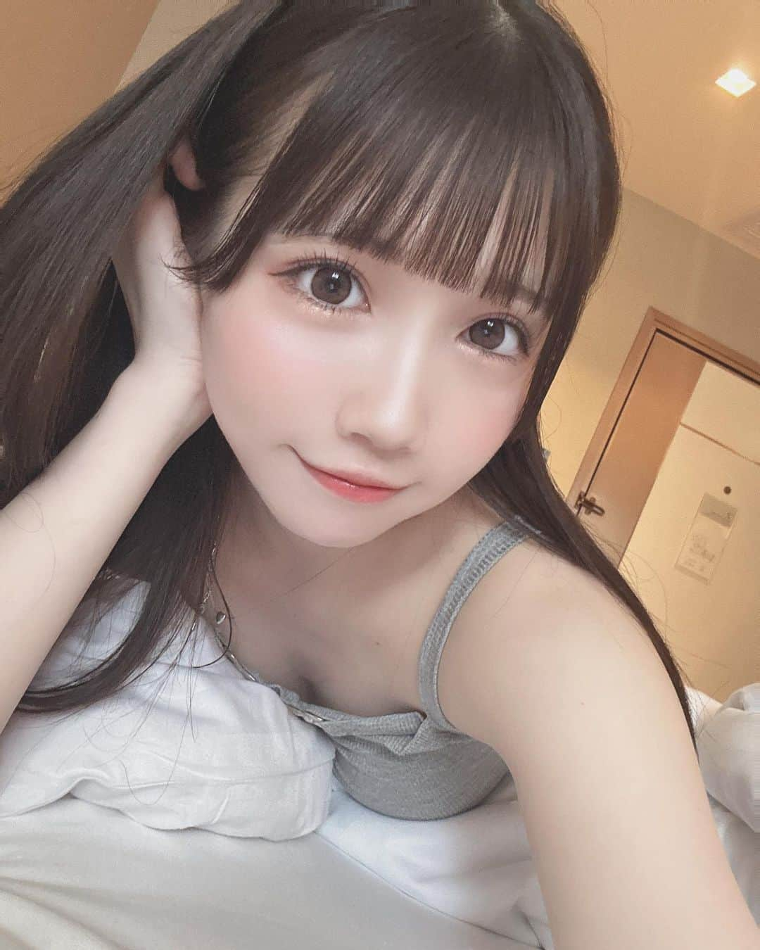 青葉ひなりのインスタグラム：「起きた…？  #japanesegirl #japaneseidol  #色素無 #いいね返し #follow#透明感メイク #自撮り #自撮り界隈 #自撮り女子 #instagood」